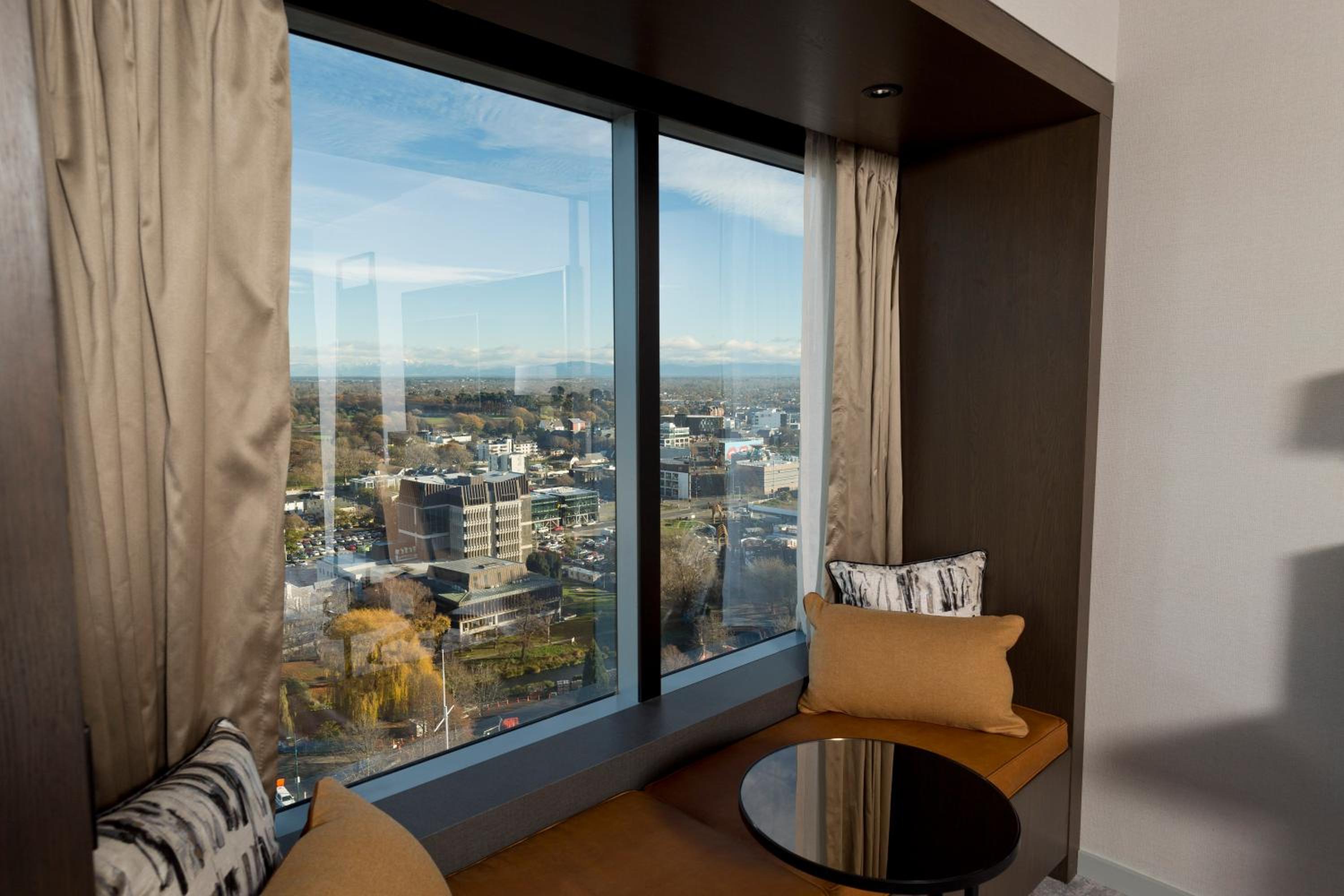 Standard King Room with City View thumbnail 5