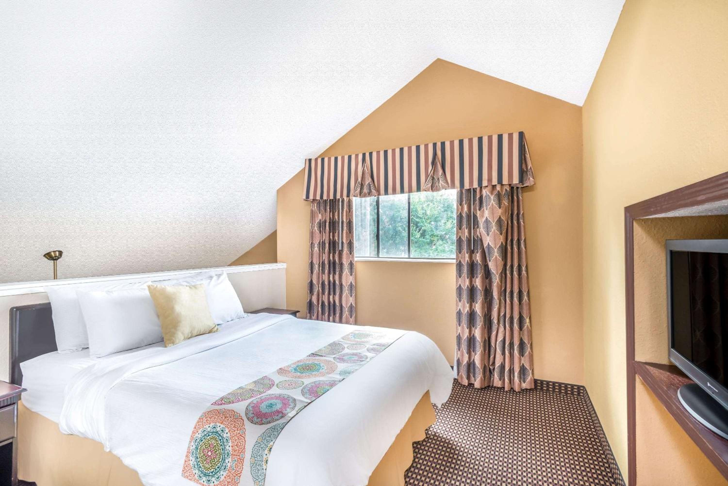 Two-Bedroom Loft Suite with 1 King Bed and 1 Queen Bed,  Non-Smoking - Photo 2