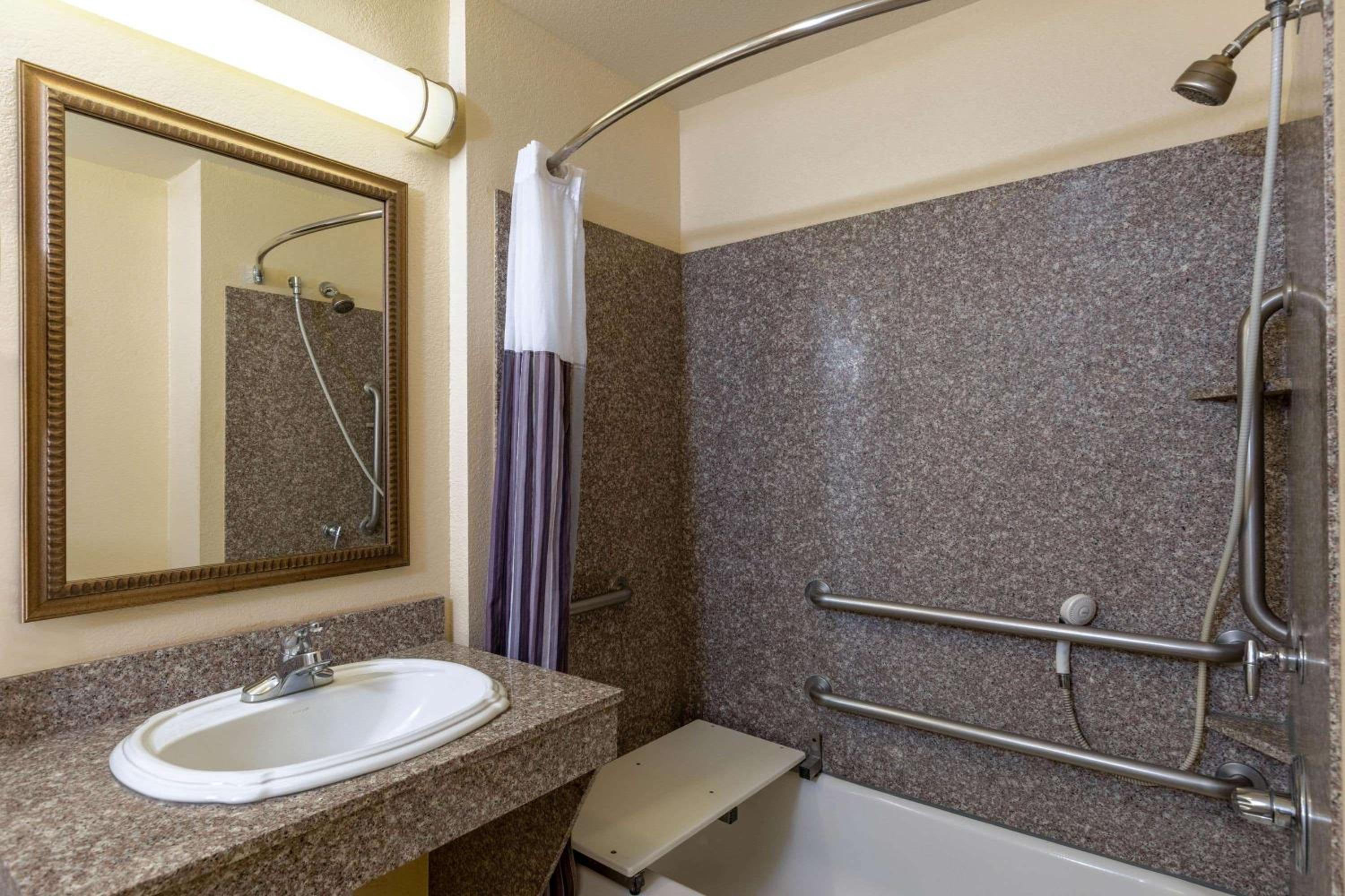 Queen Room with Two Queen Beds and Roll-in Shower - Mobility Accessible/Non-Smoking - Photo 5