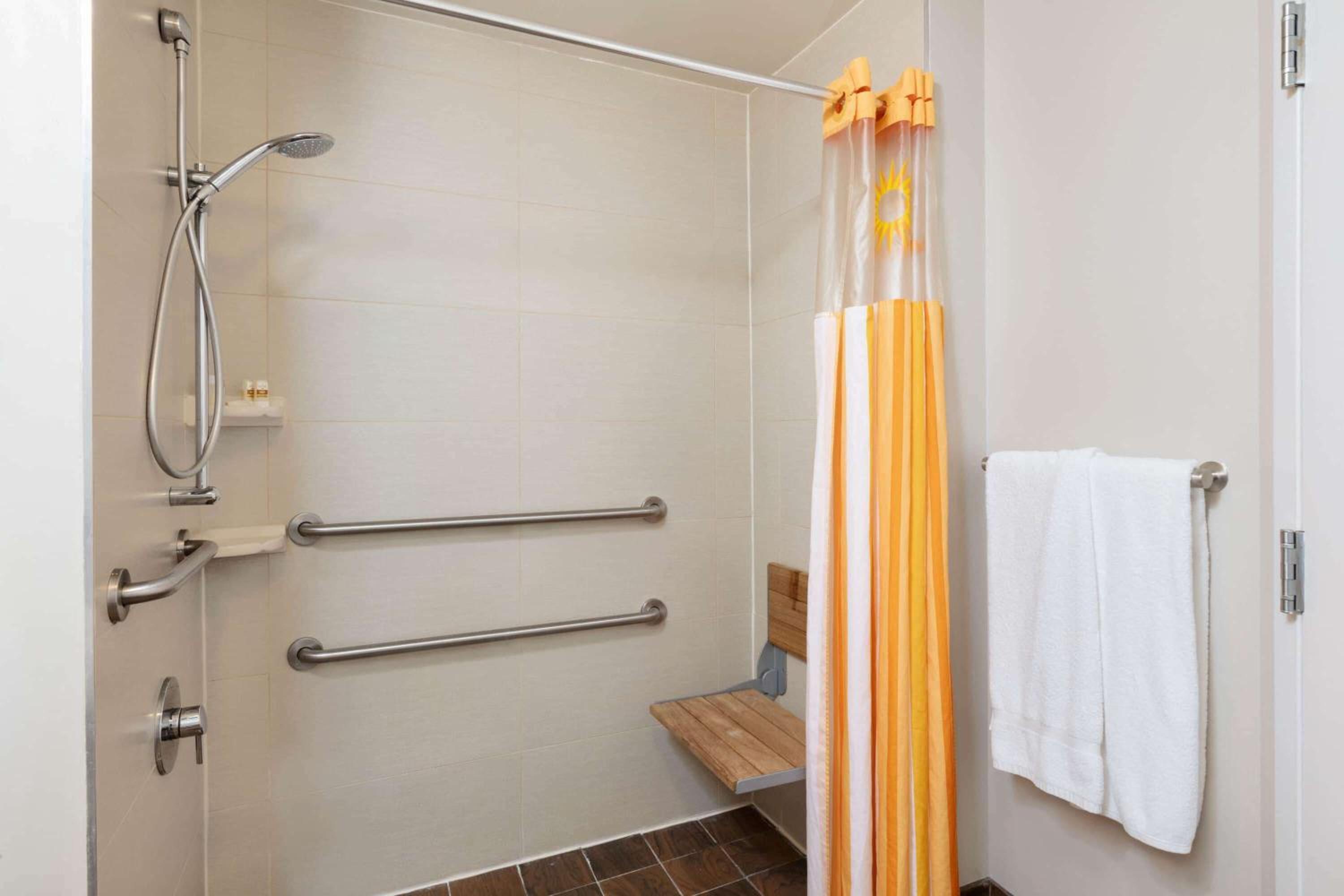 Deluxe Double Room - Mobility/Hearing Accessible - Non-Smoking photo 3