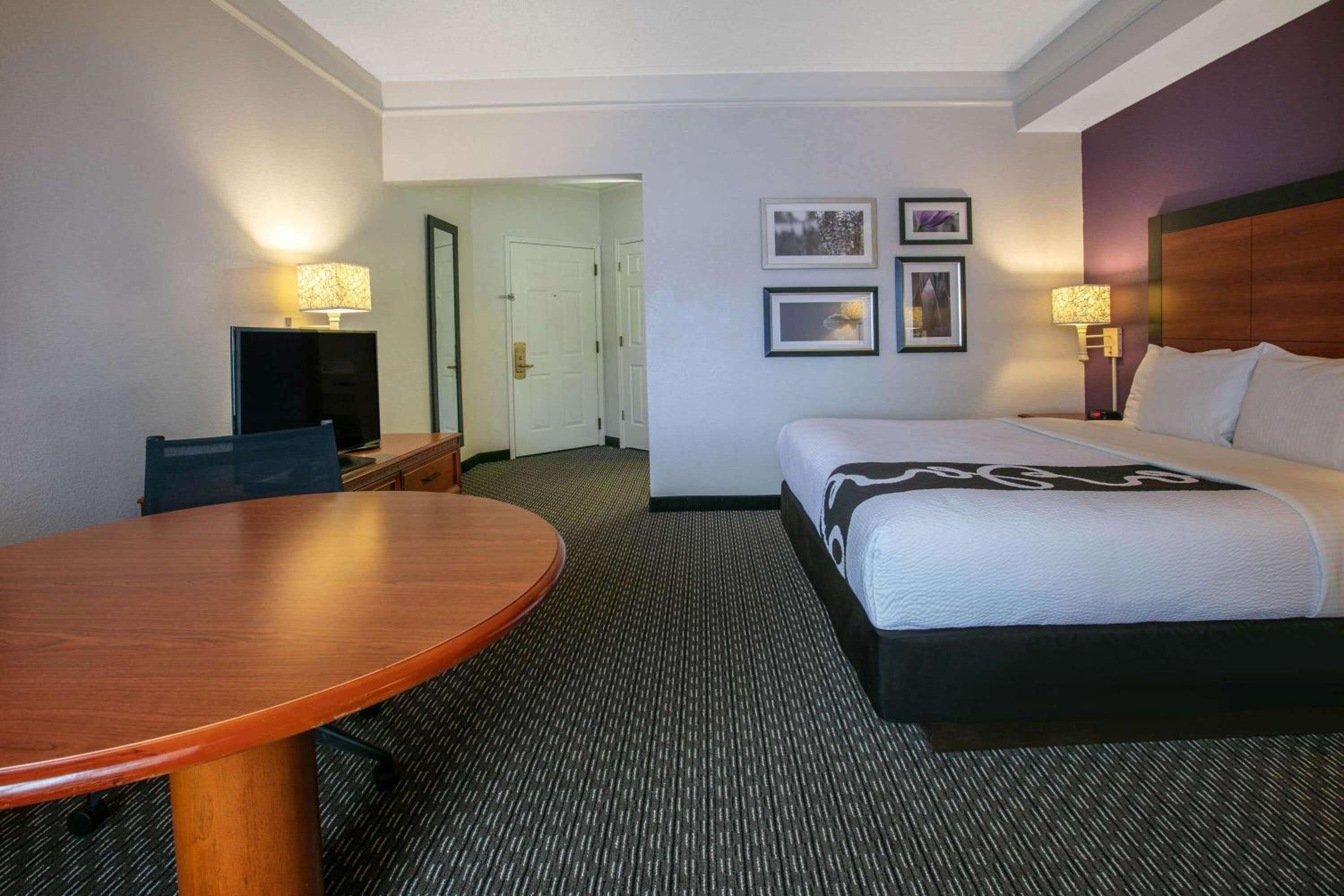 Deluxe King Room with Mobility Access and Bathtub with Grab Bars - Non-Smoking - Photo 1