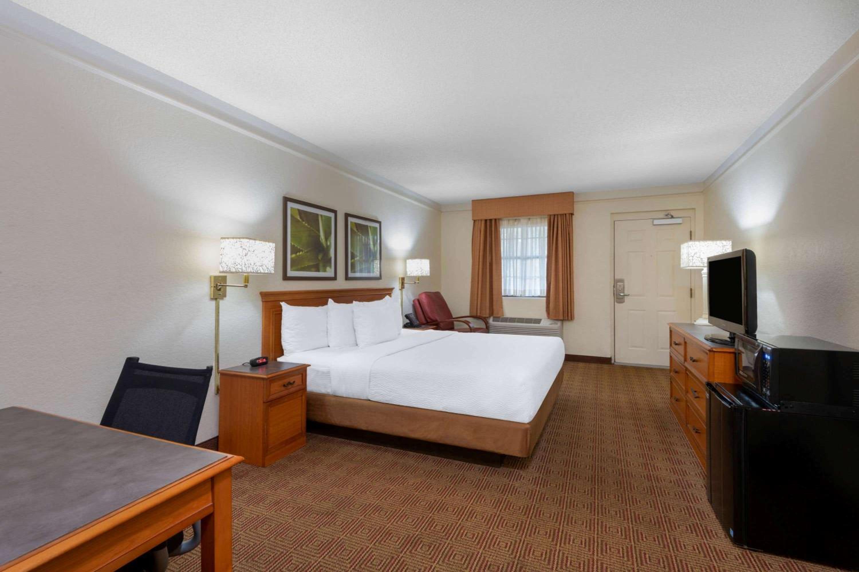 Deluxe King Room - Photo 5