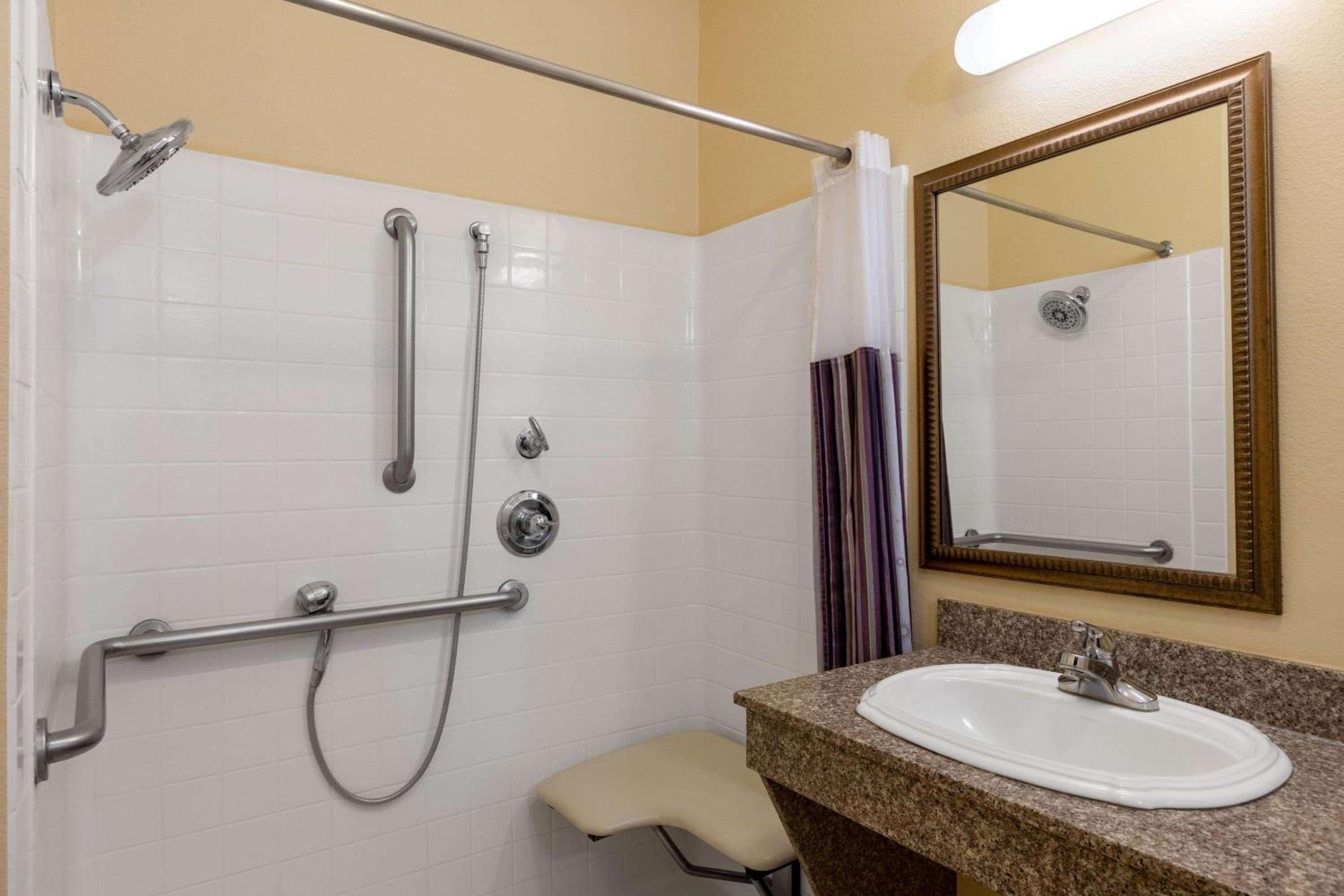 King Room - Mobility Access/Non-Smoking photo 2