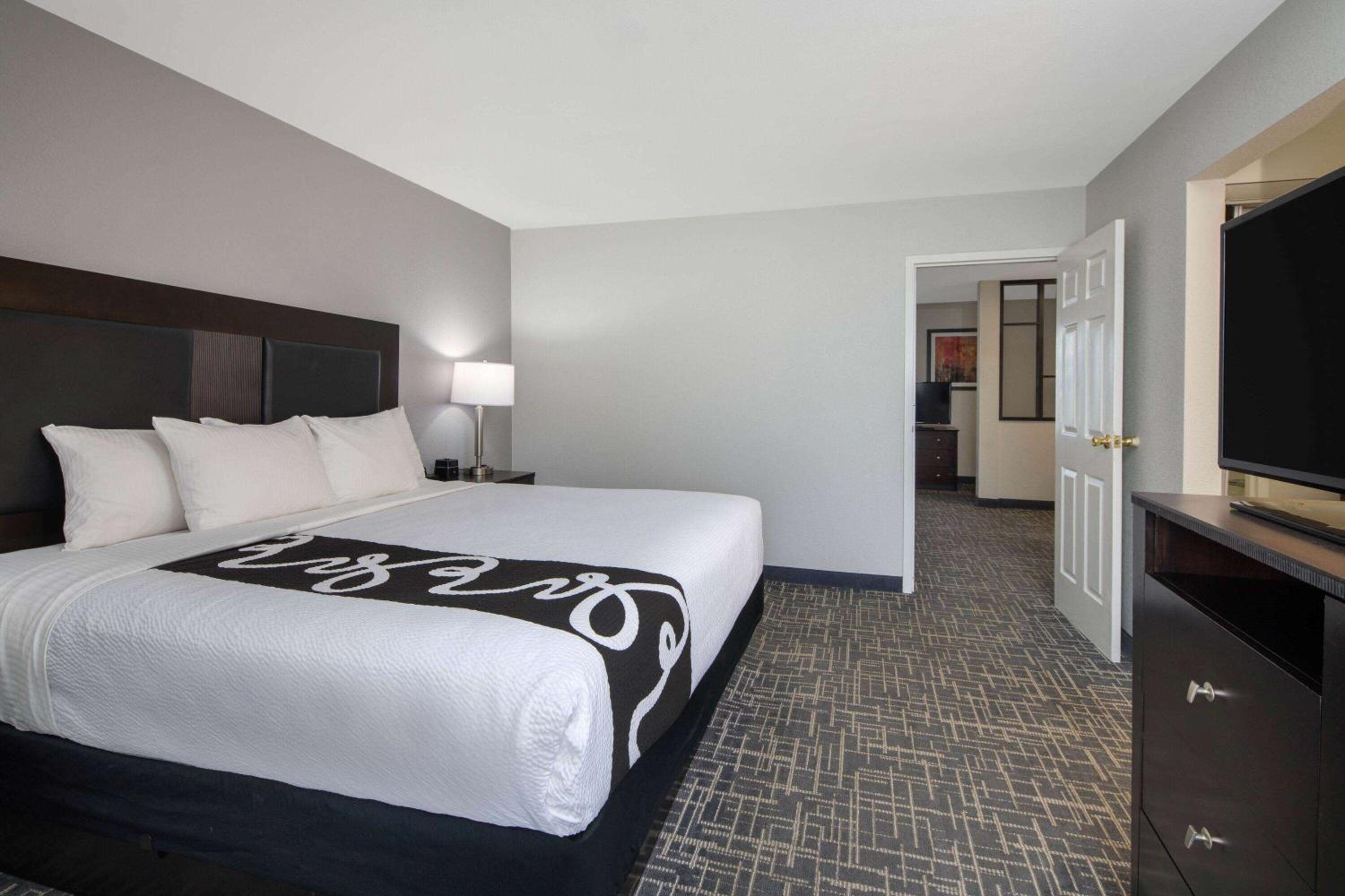 Queen Studio Suite with Roll-In Shower - Mobility/Hearing Accessible - Non-Smoking - Photo 5
