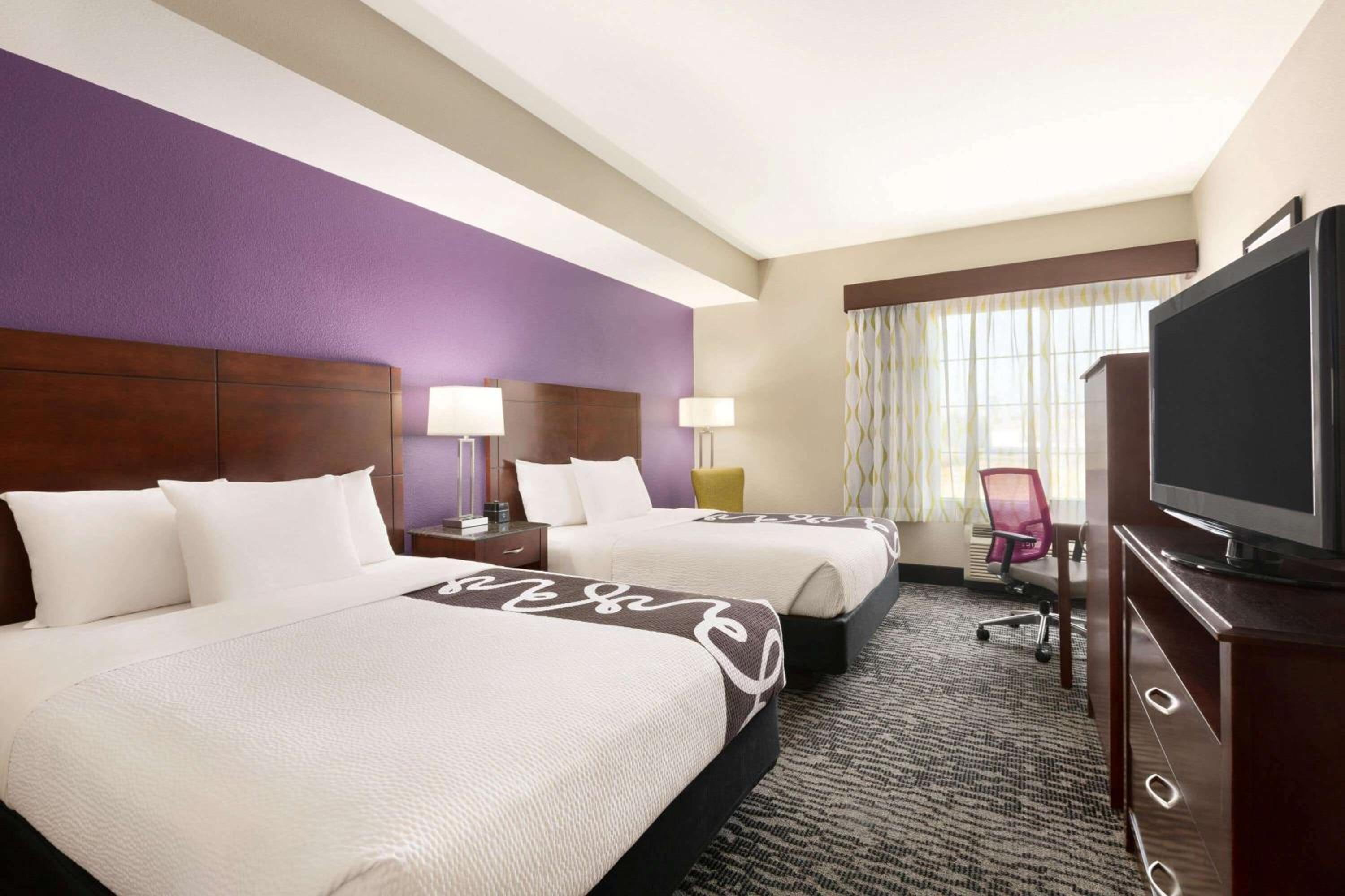 Queen Room with Two Queen Beds - Non-Smoking - Photo 2