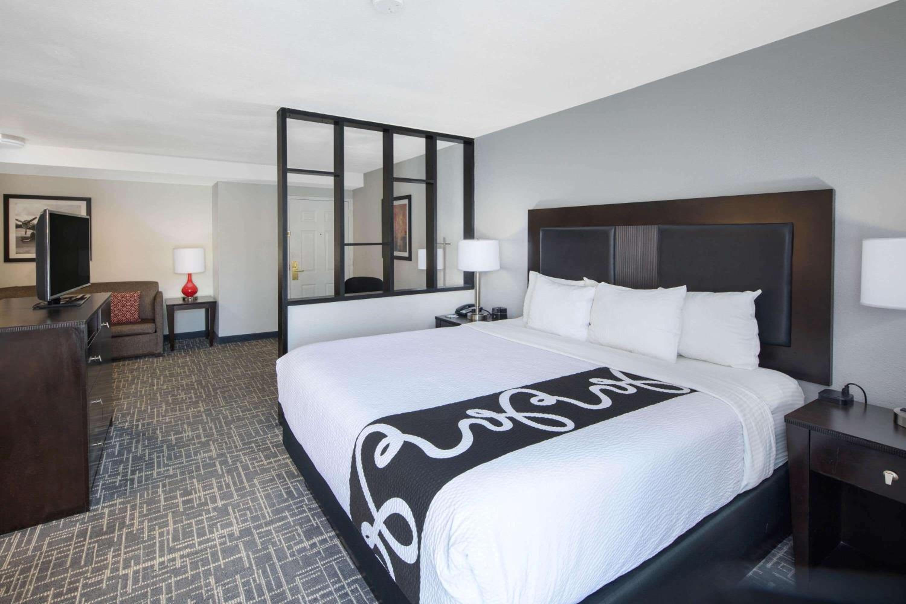 One-Bedroom King Suite - Non-Smoking - Photo 5