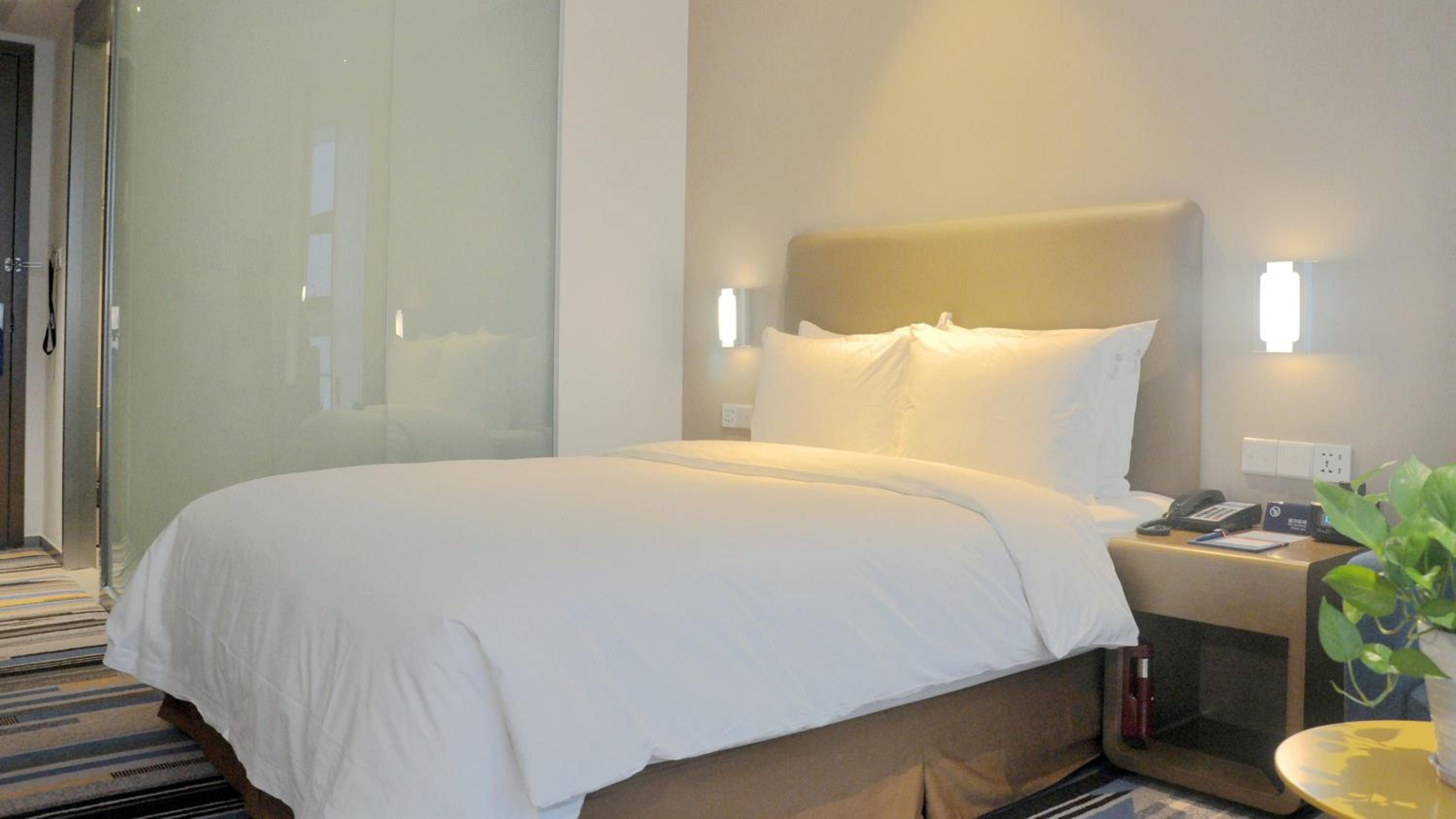 Standard Queen Room photo 3