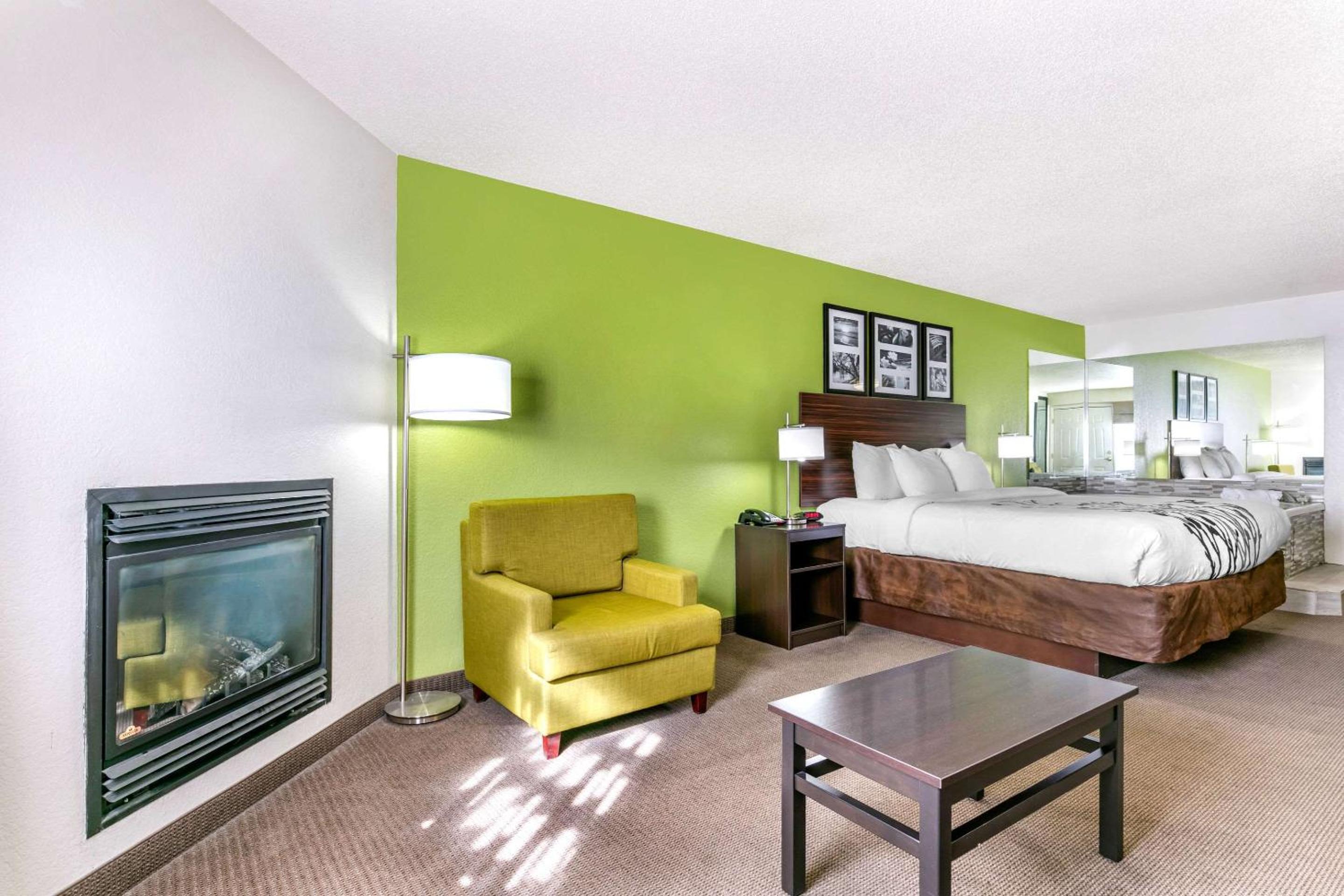 King Suite - Non-Smoking - Photo 5