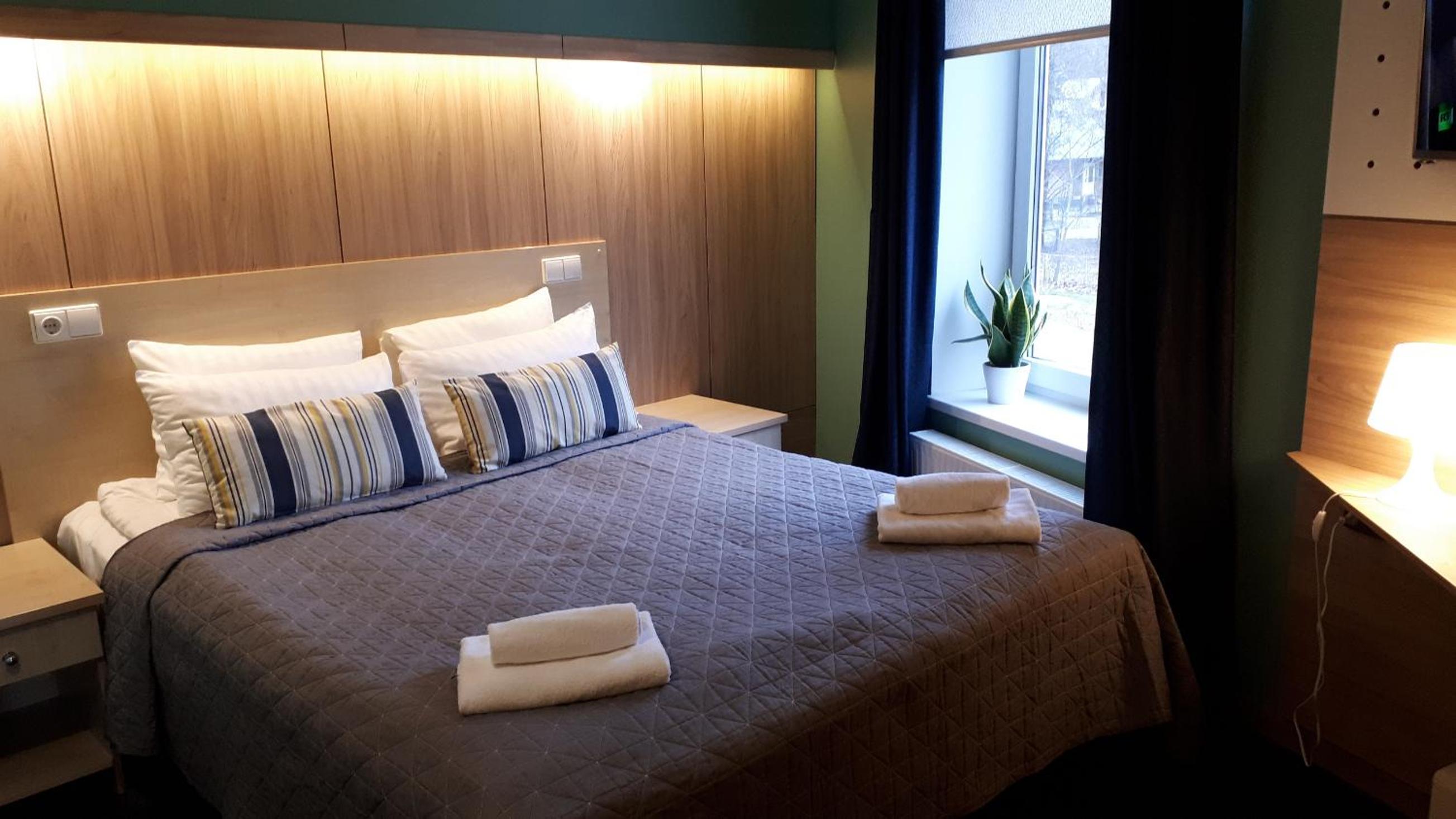 Large Double Room with Balcony - Photo 2