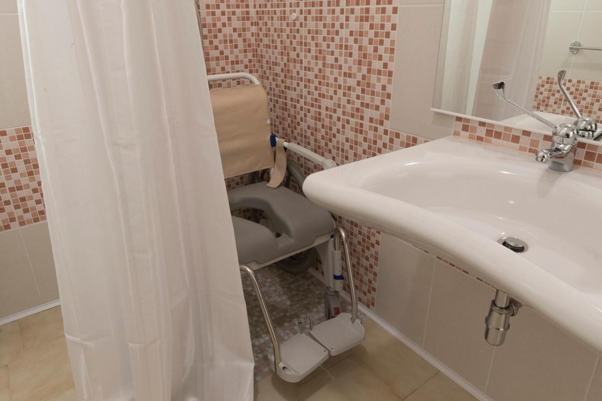 King Room with Roll-In Shower - Disability Access - Photo 4