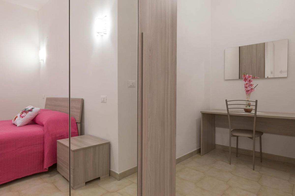 King Room with Roll-In Shower - Disability Access - Photo 5