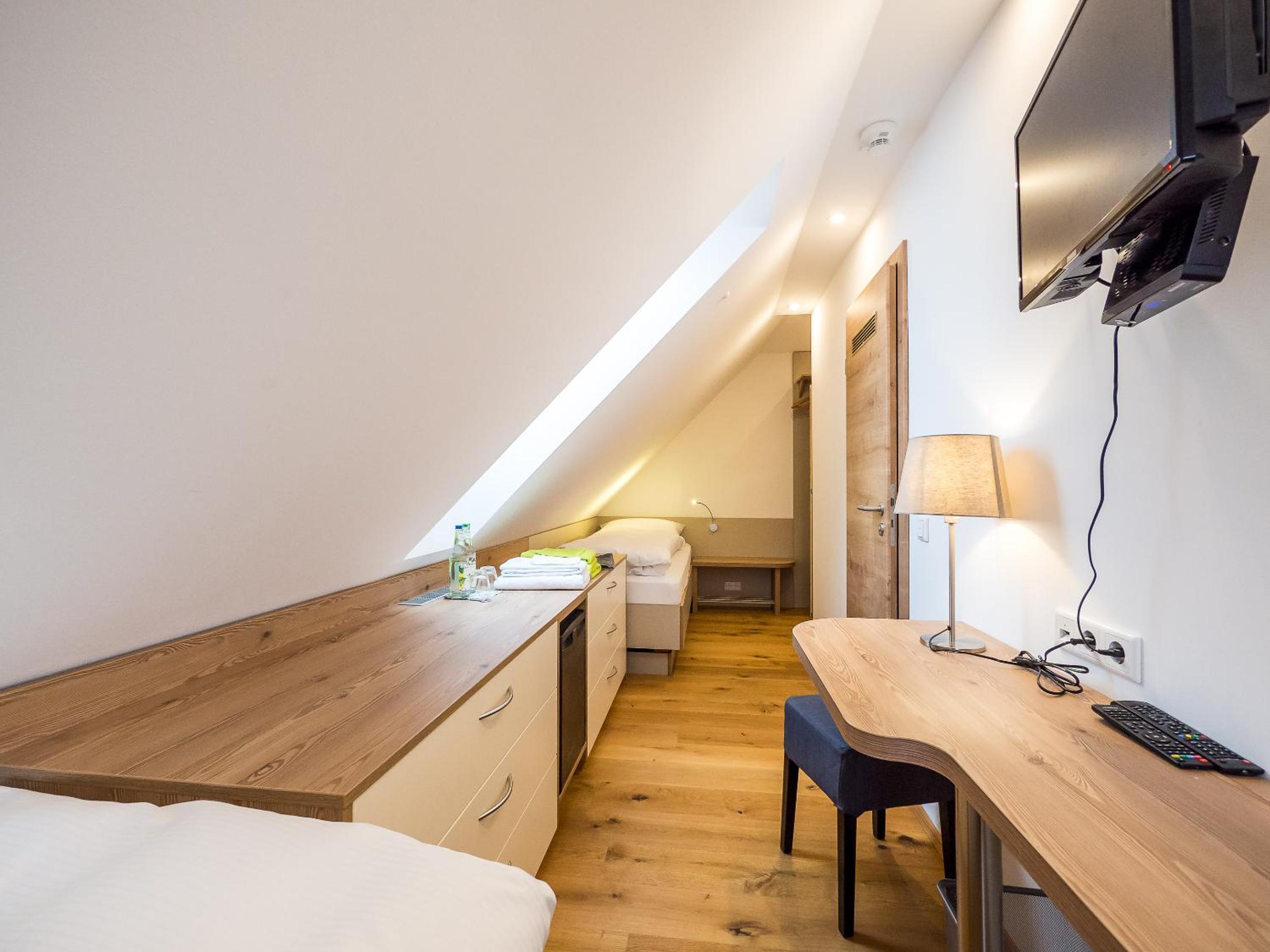 Economy Twin Room photo 2