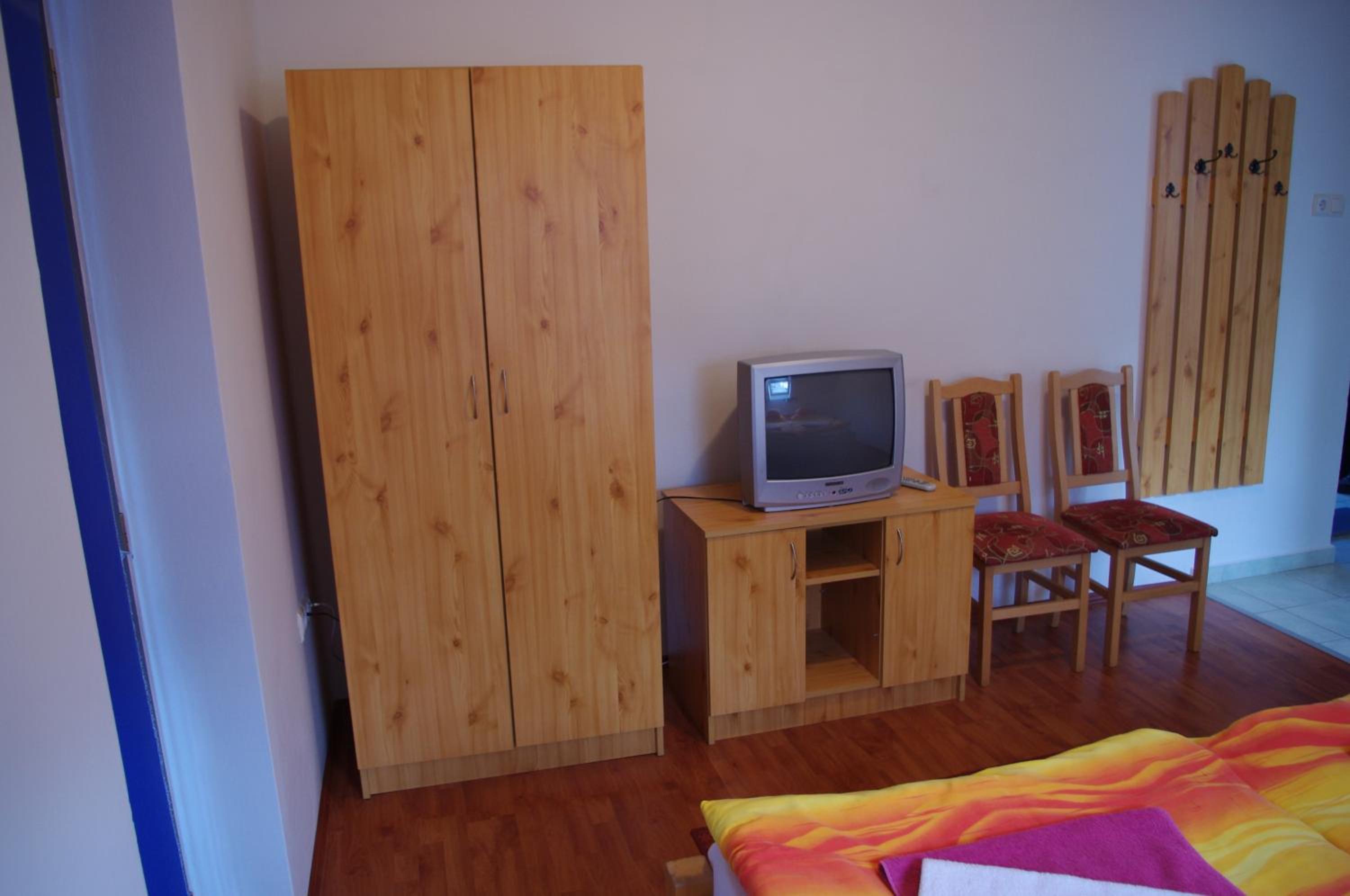Family Room with Private Bathroom photo 3