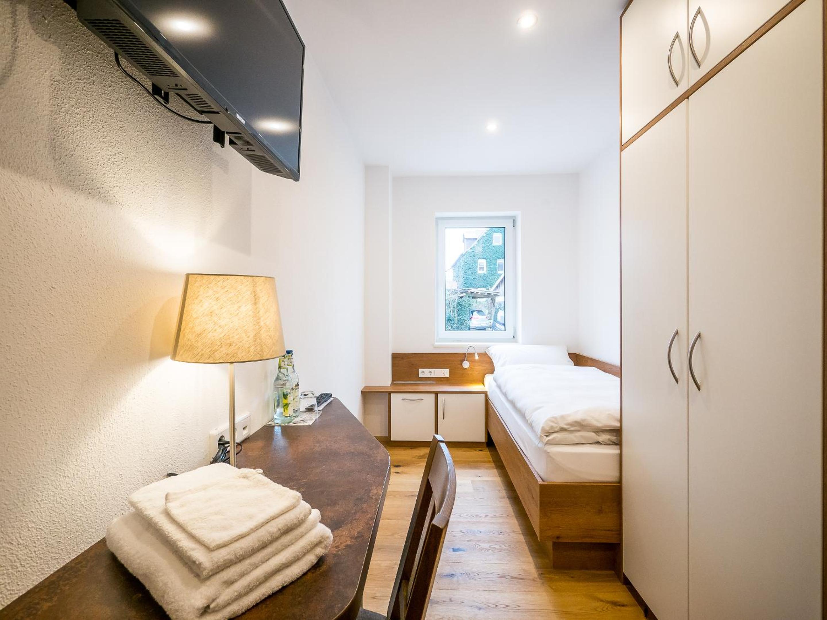 Single Room with Bathroom photo 1