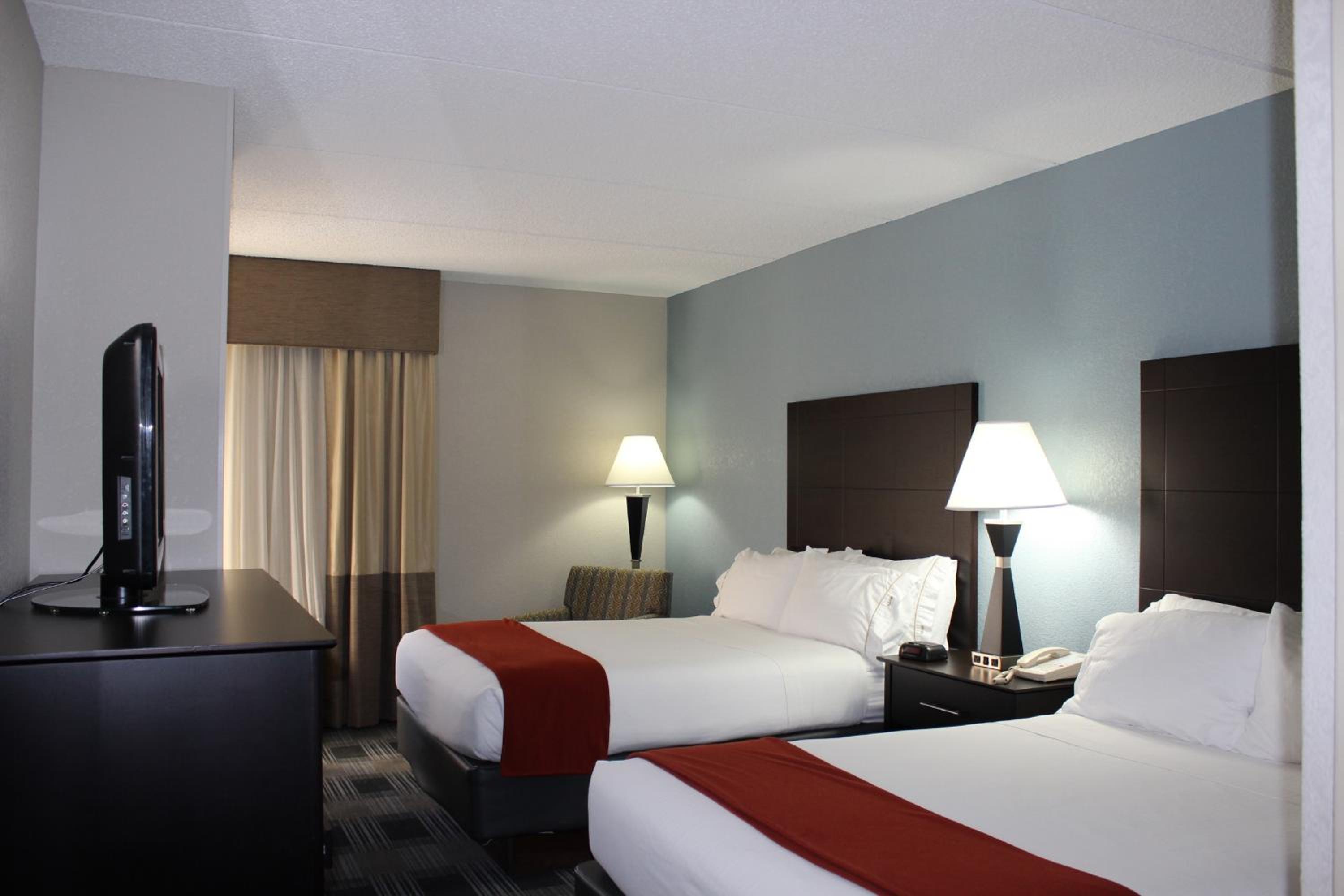 Standard Queen Room with Two Queen Beds - Photo 3