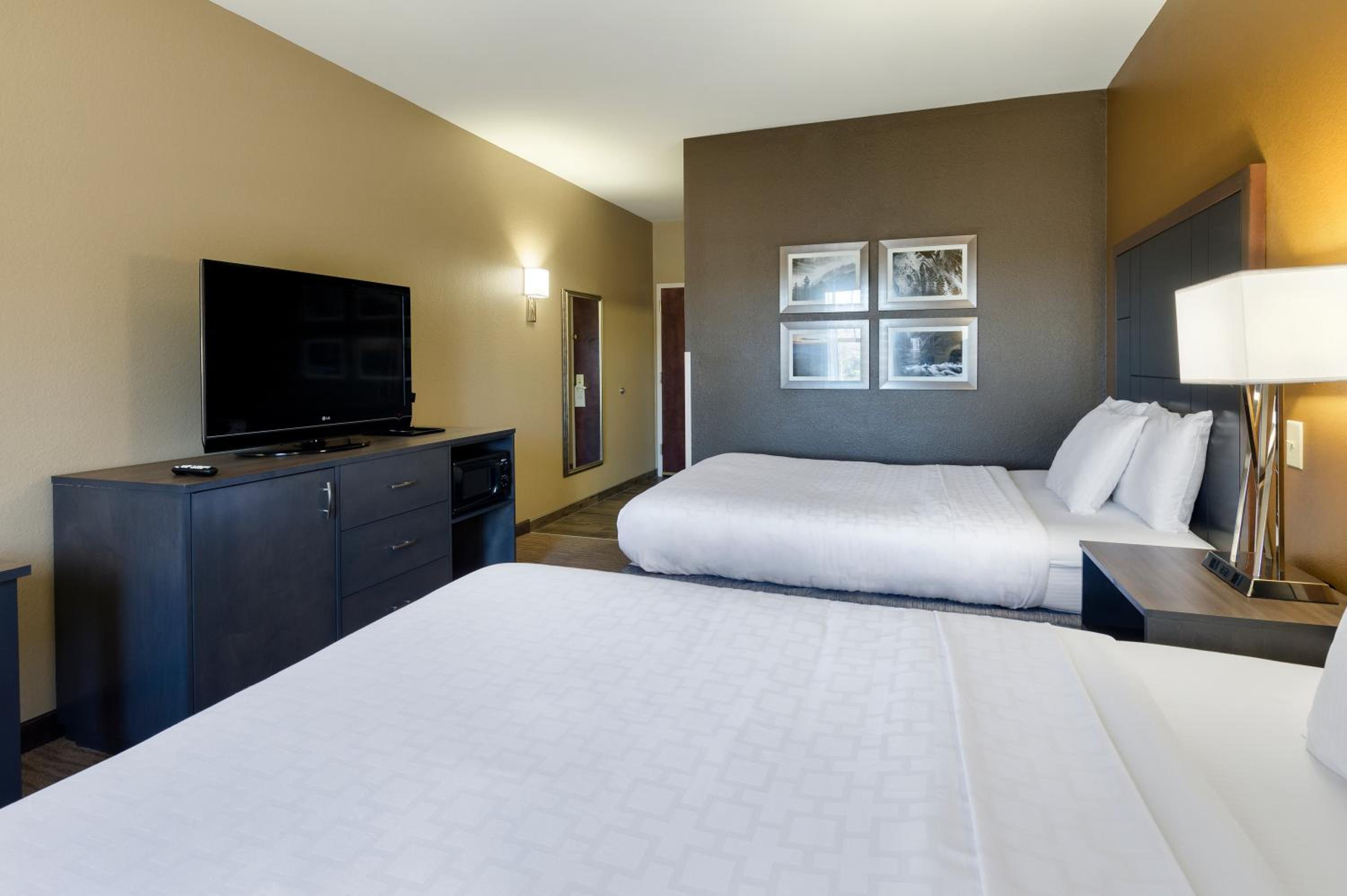 Queen Room with Two Queen Beds - Non-Smoking - Photo 4
