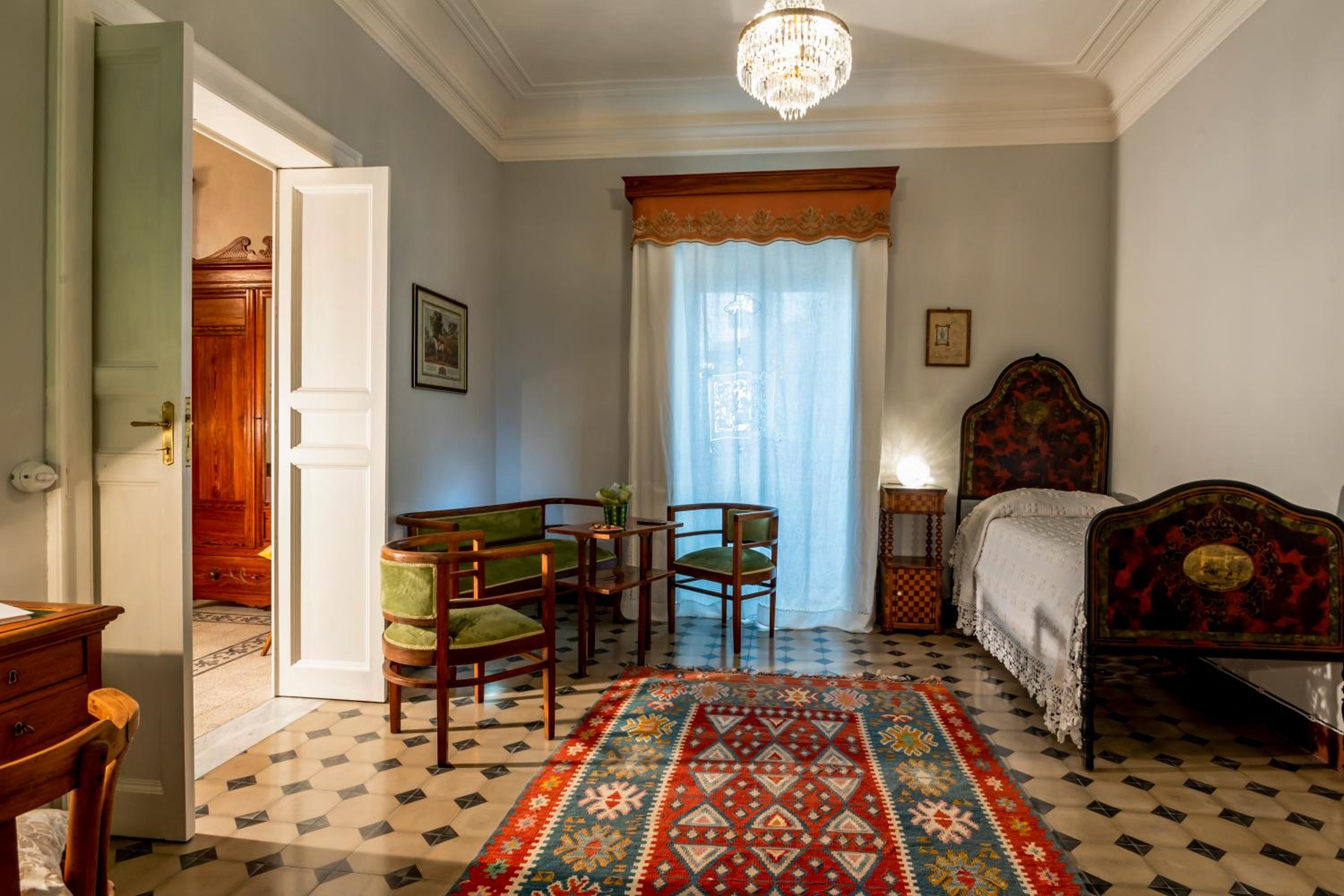 Suite with Balcony - Photo 10