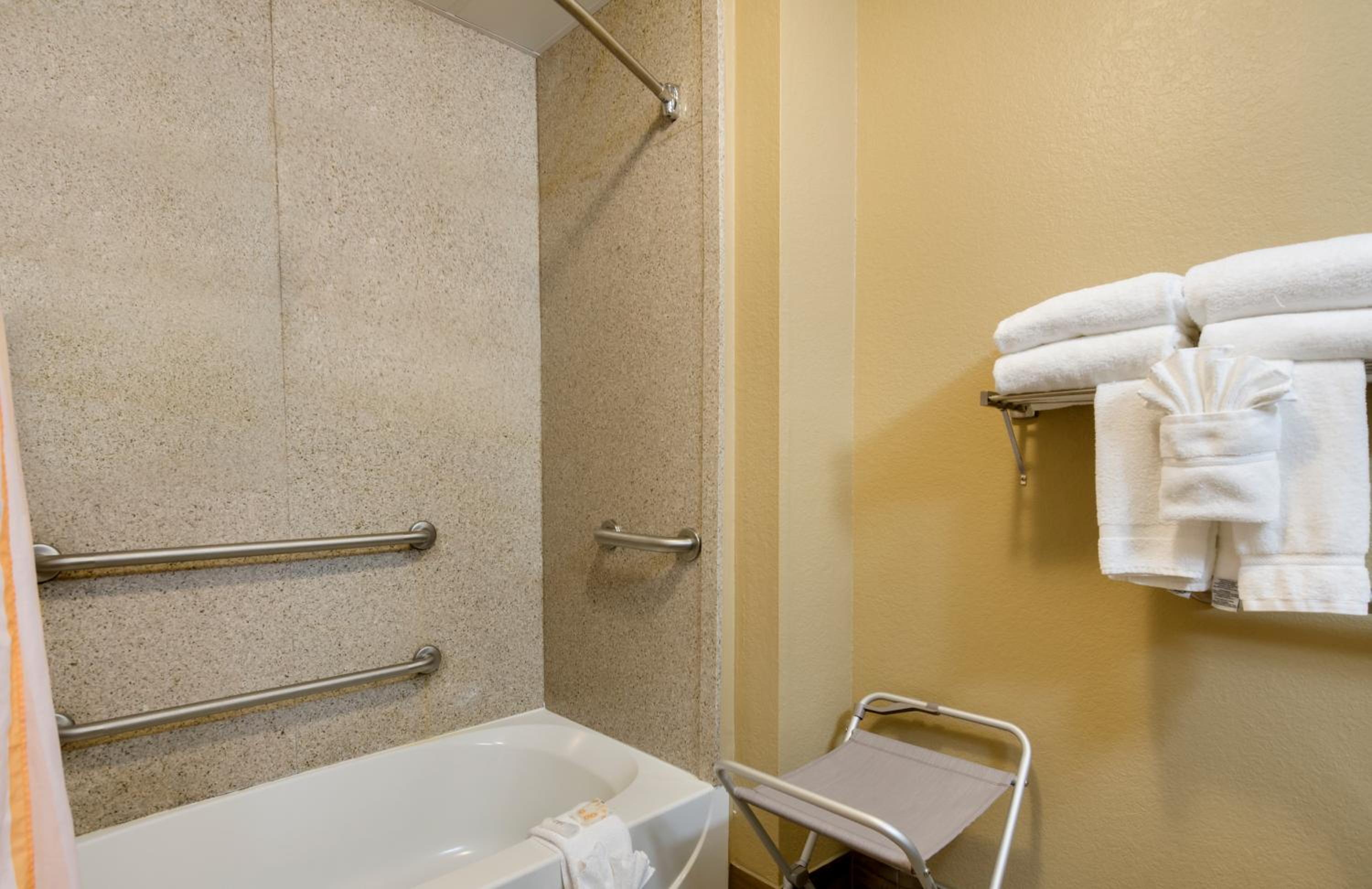 Queen Room with Two Queen Beds - Mobility Access/Non-Smoking - Photo 3