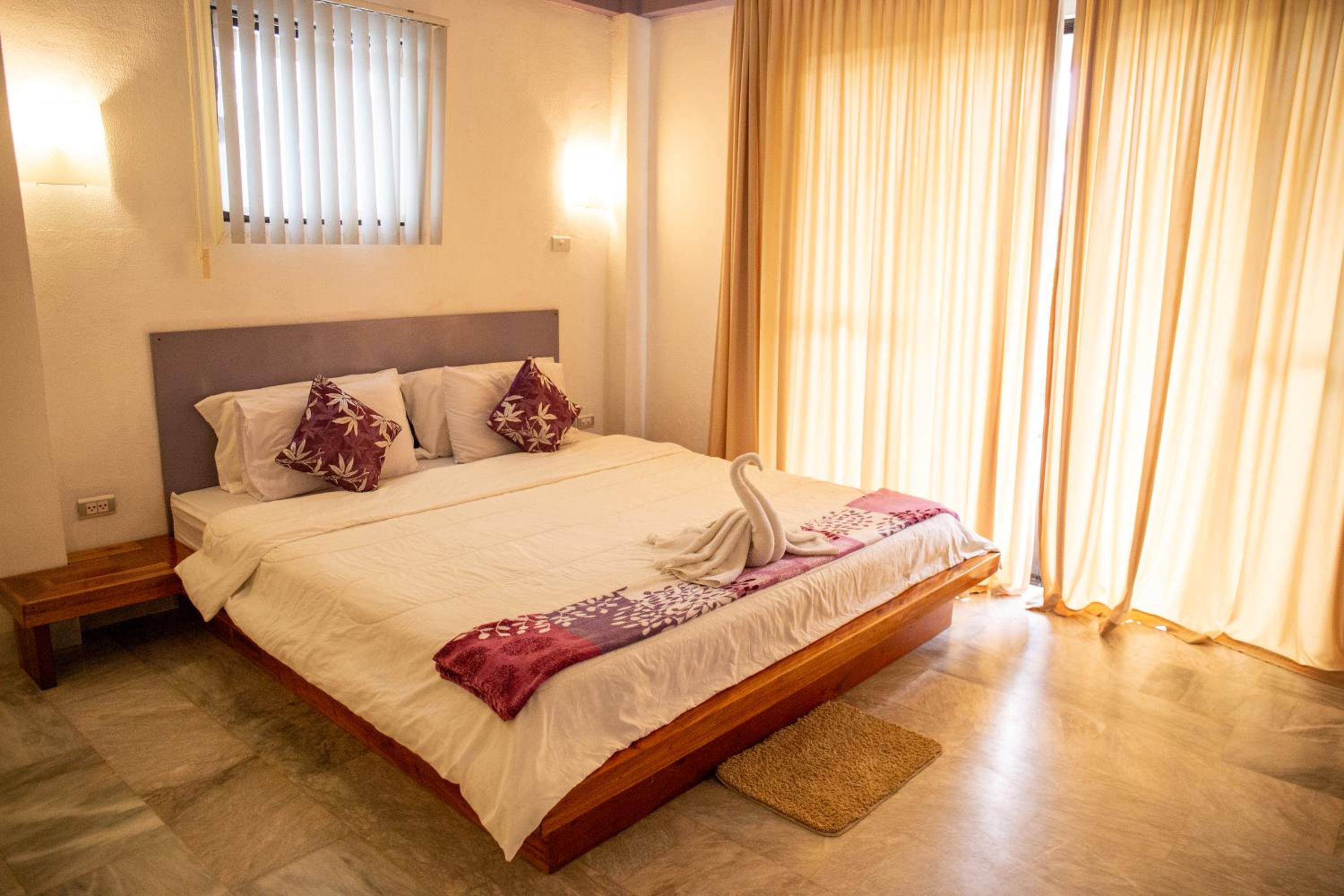 Apartment with Terrace - Photo 7