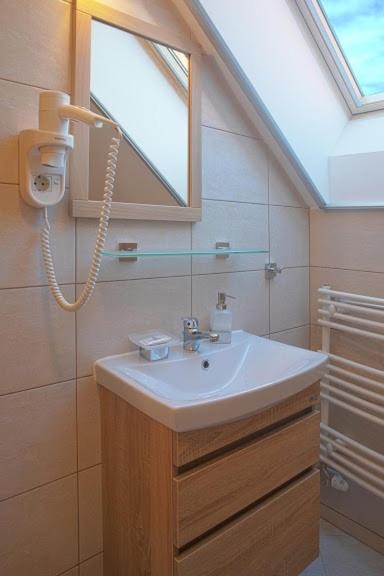 Twin Room with Bathroom - Photo 4