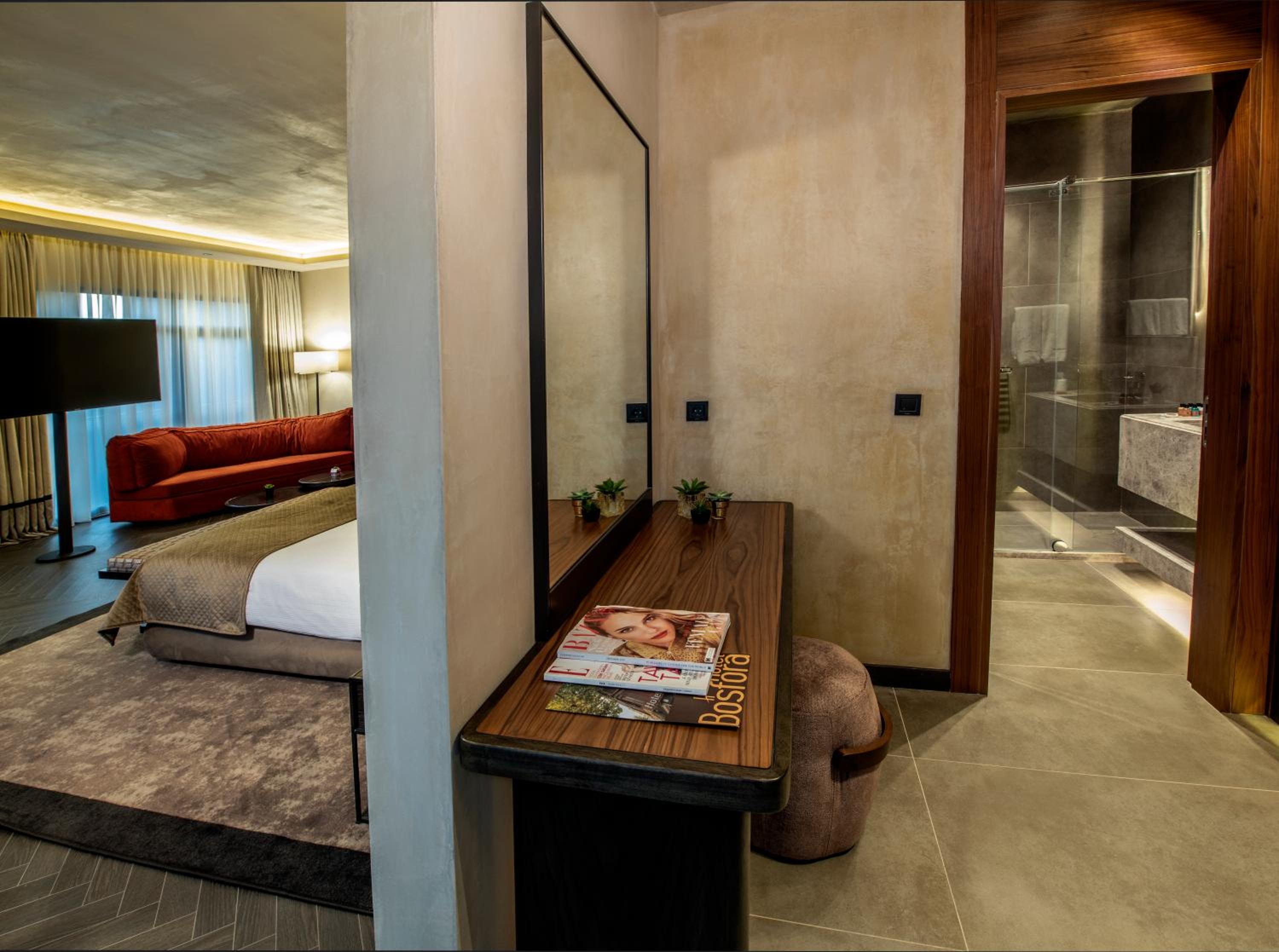 King Suite with Balcony photo 2