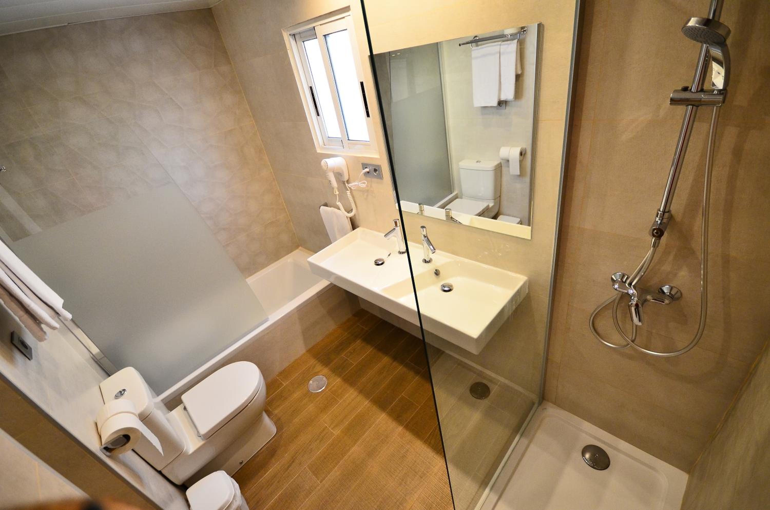 Junior Suite (2 Adults) - Photo 4