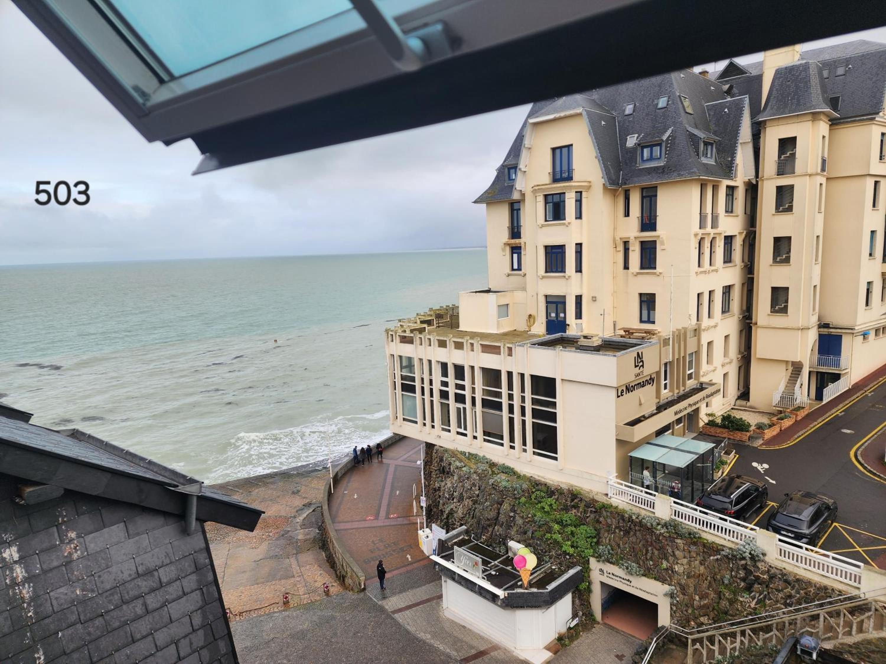 Comfort Twin Room with Side Sea View