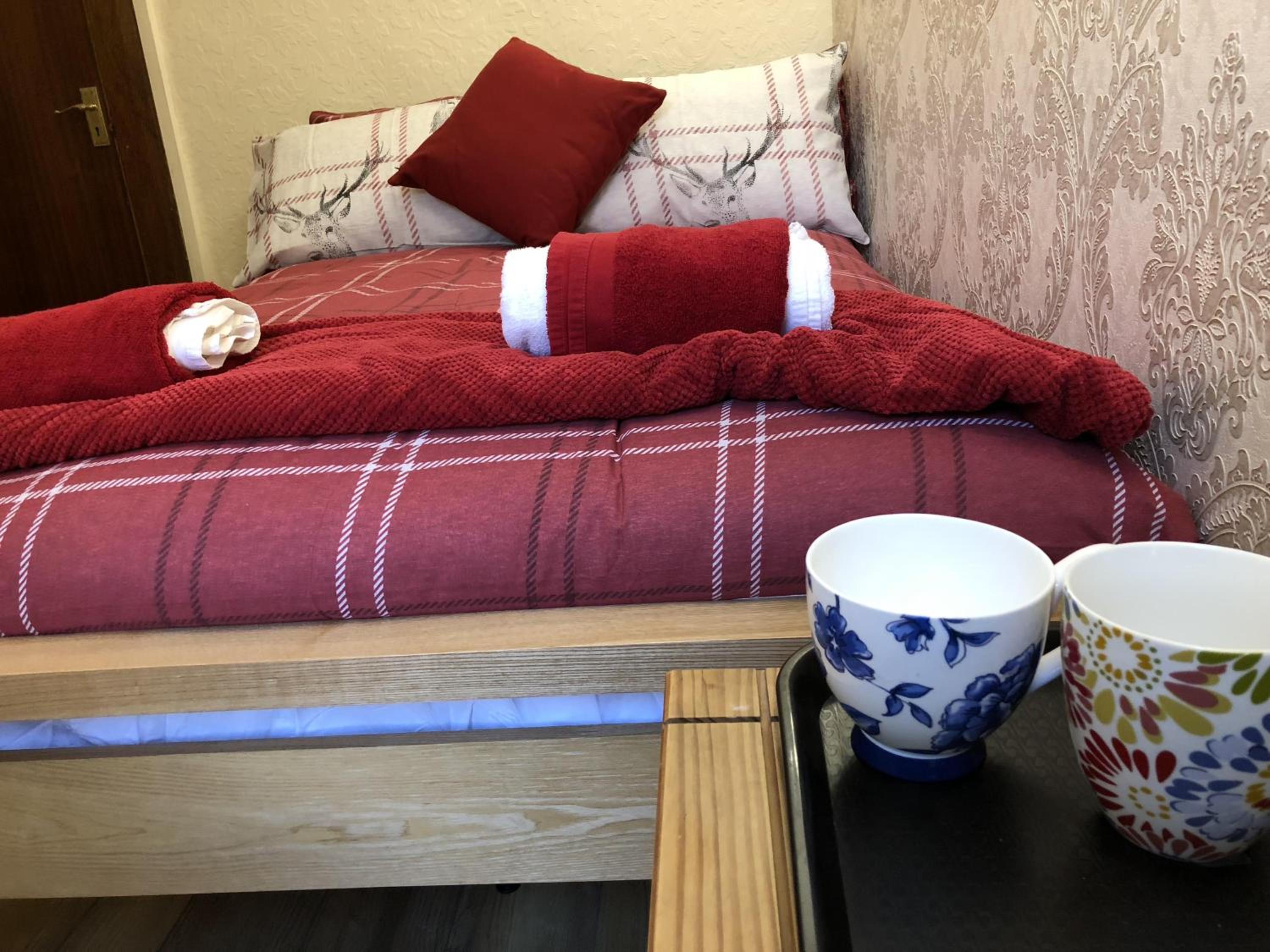 Budget Double Room with Ensuite Bathroom photo 2