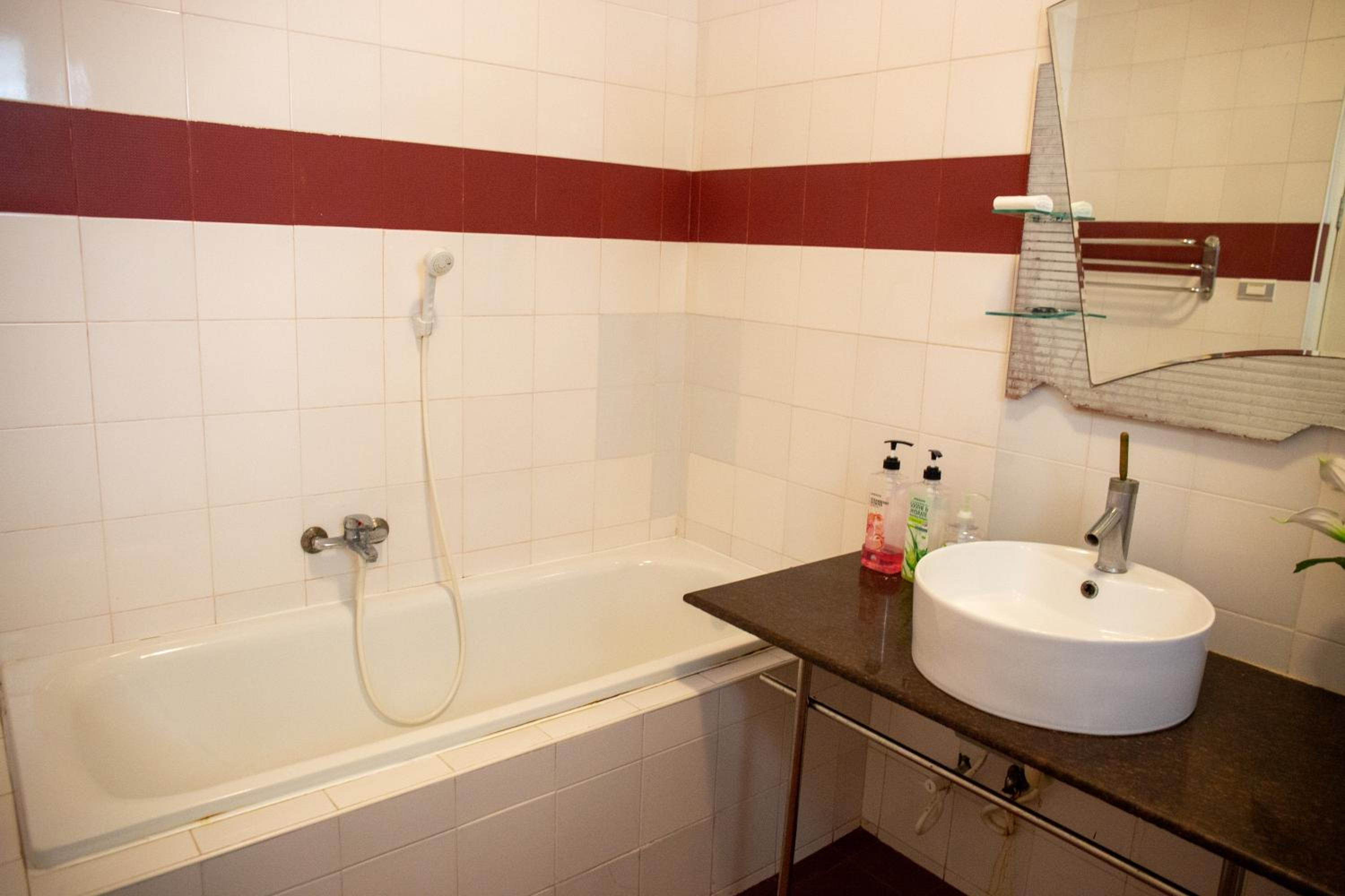 Apartment with Terrace - Photo 18