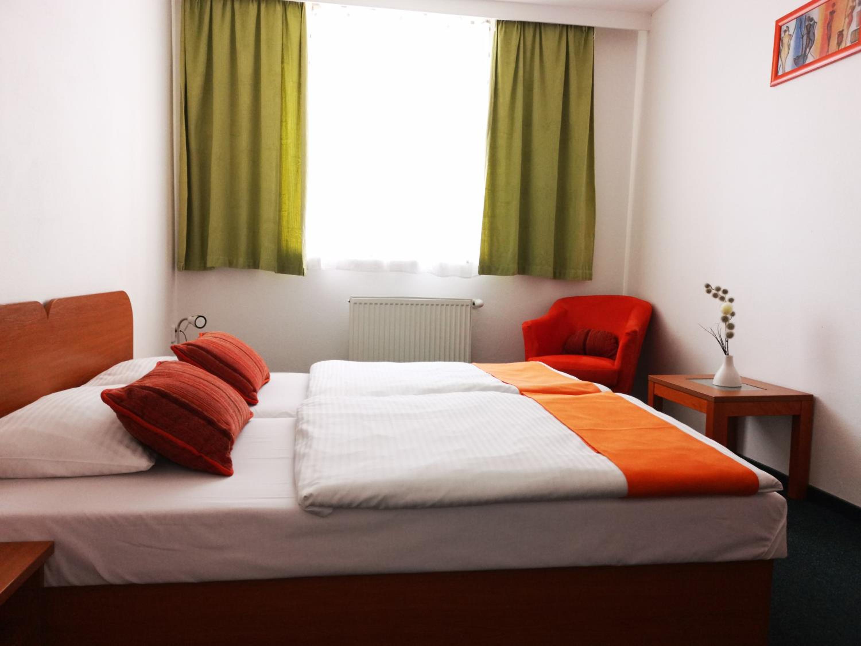 Small Double Room - Photo 1