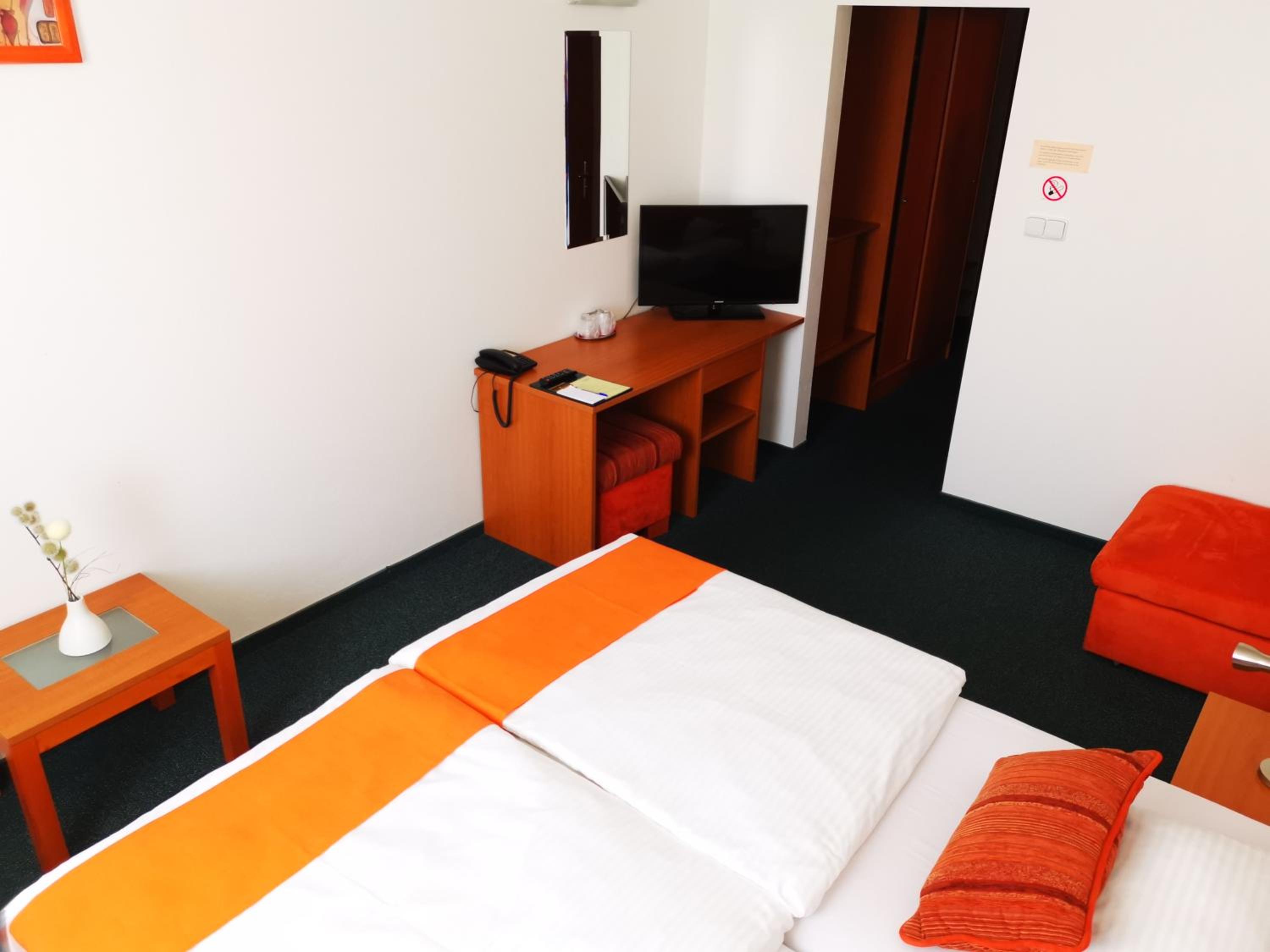 Small Double Room - Photo 4