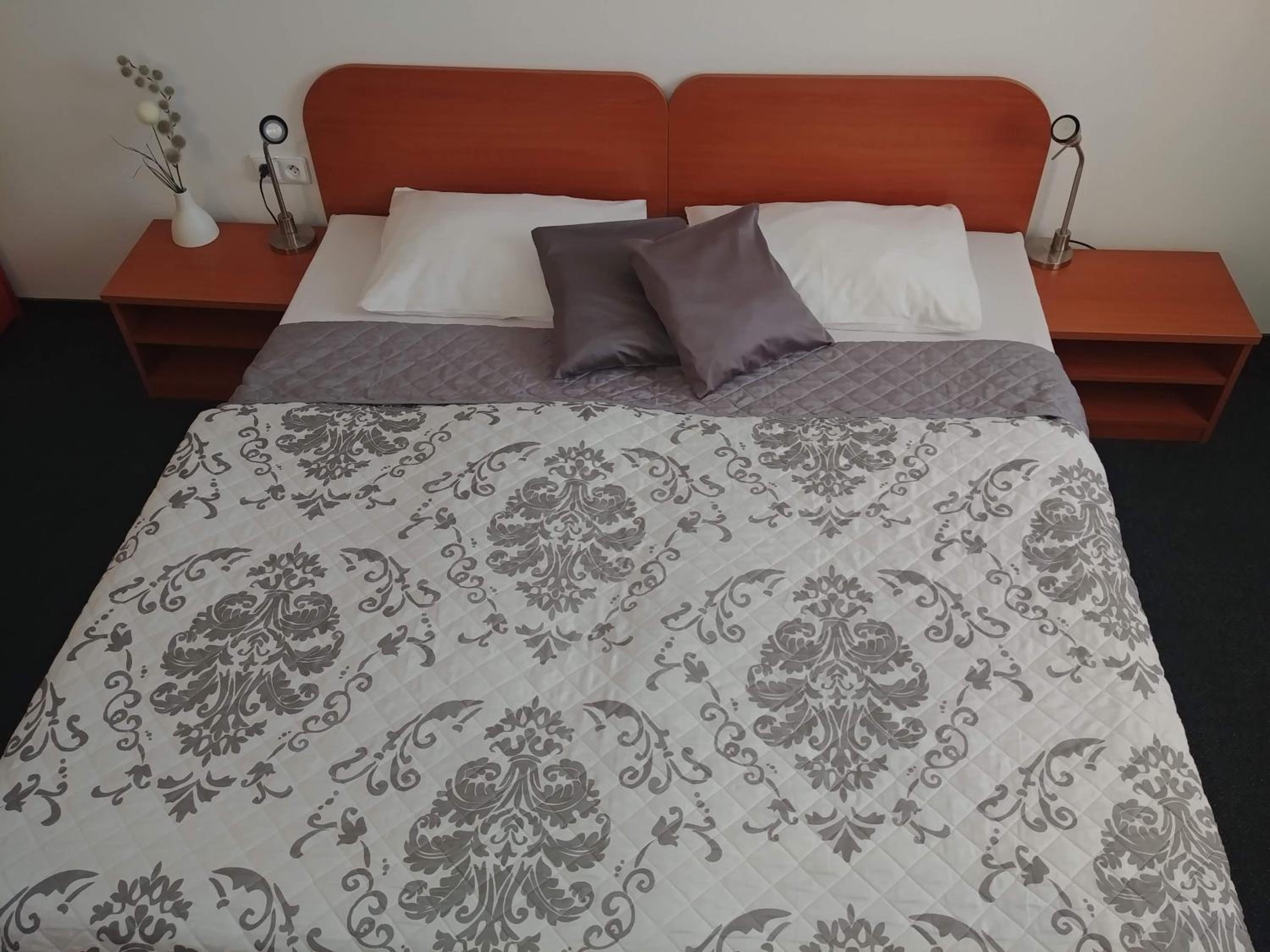 Small Double Room - Photo 6