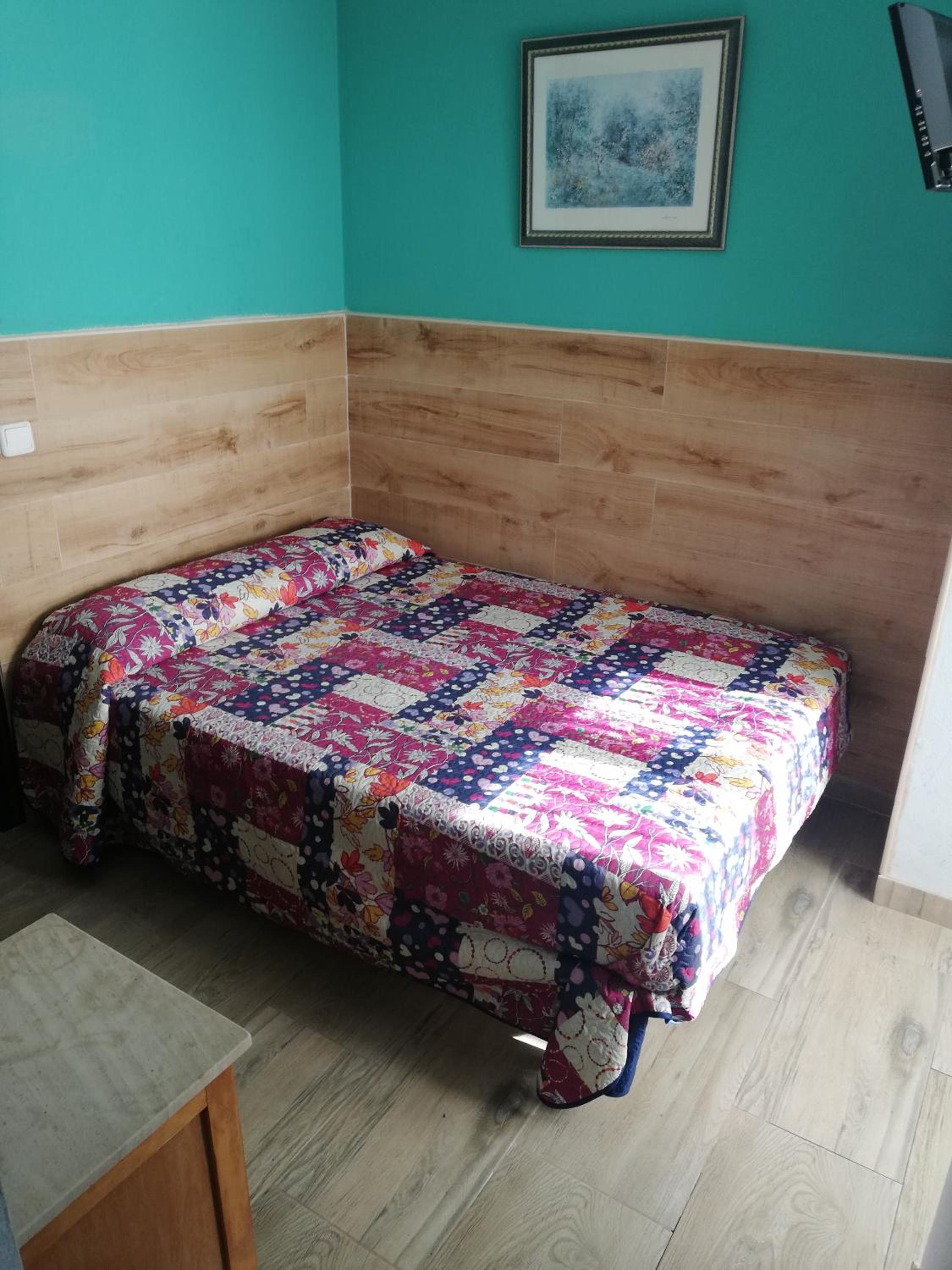 Budget Double Room - Photo 3