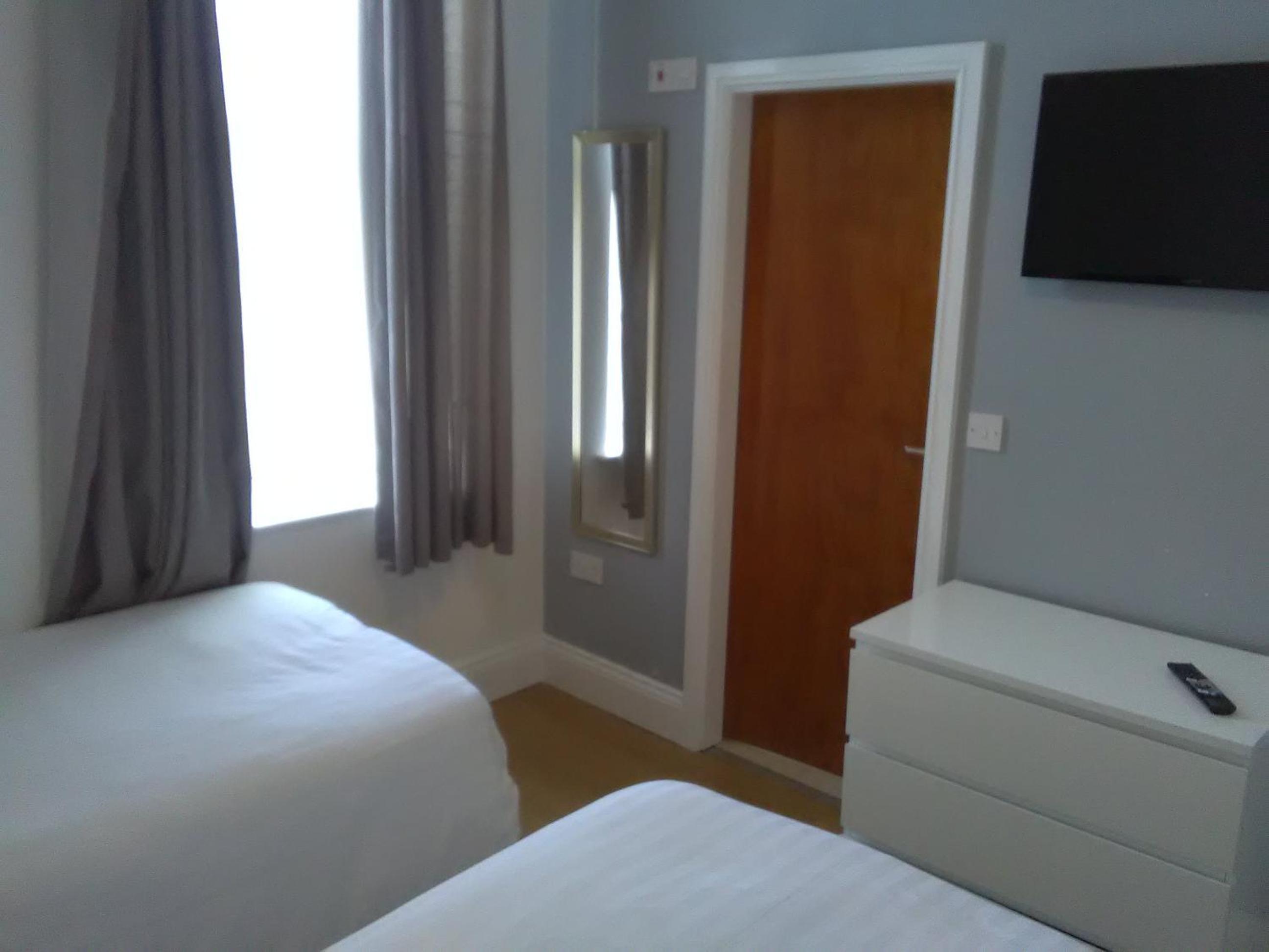 Twin Room With Bathroom photo 3
