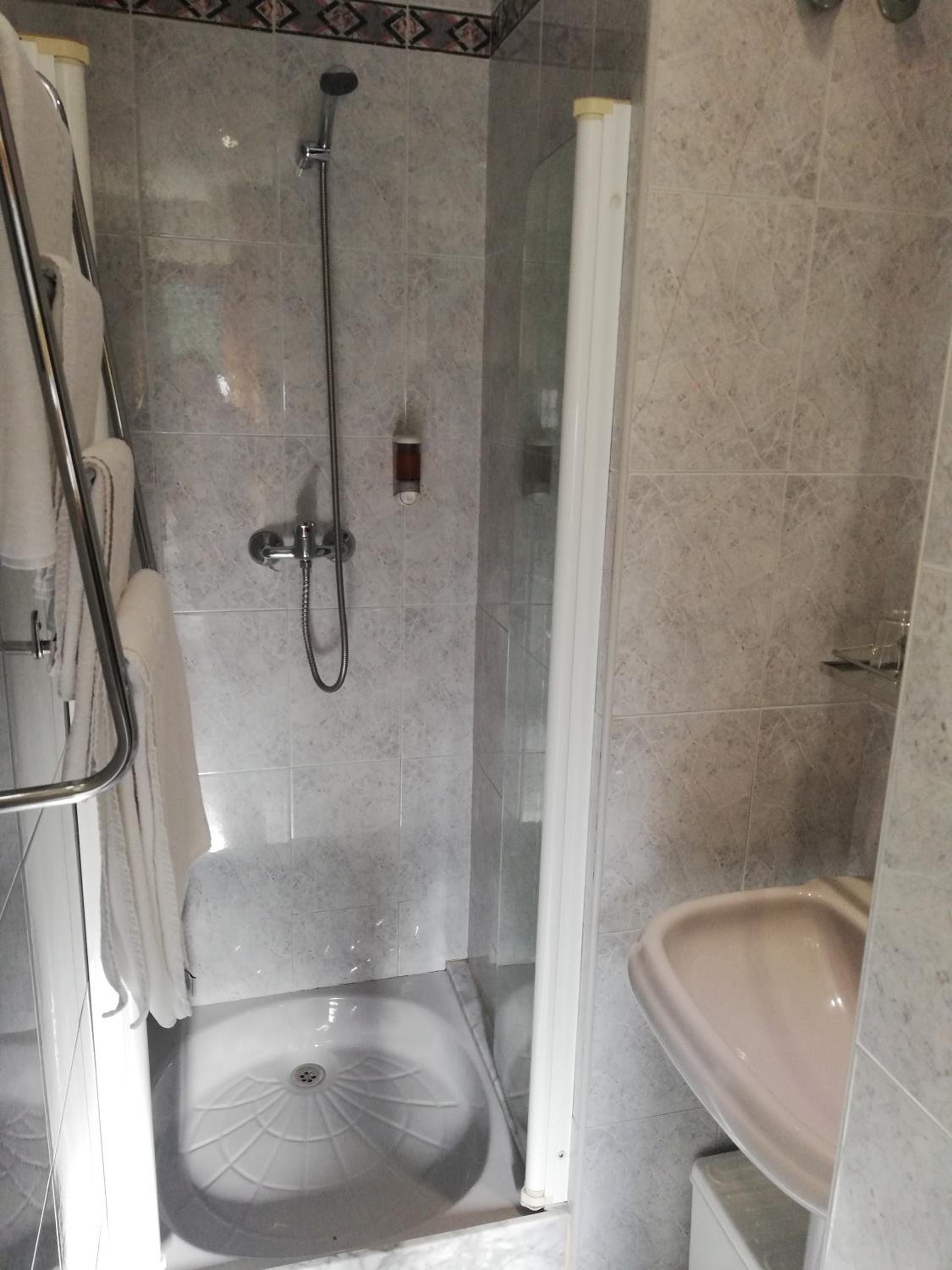 Budget Double Room - Photo 4