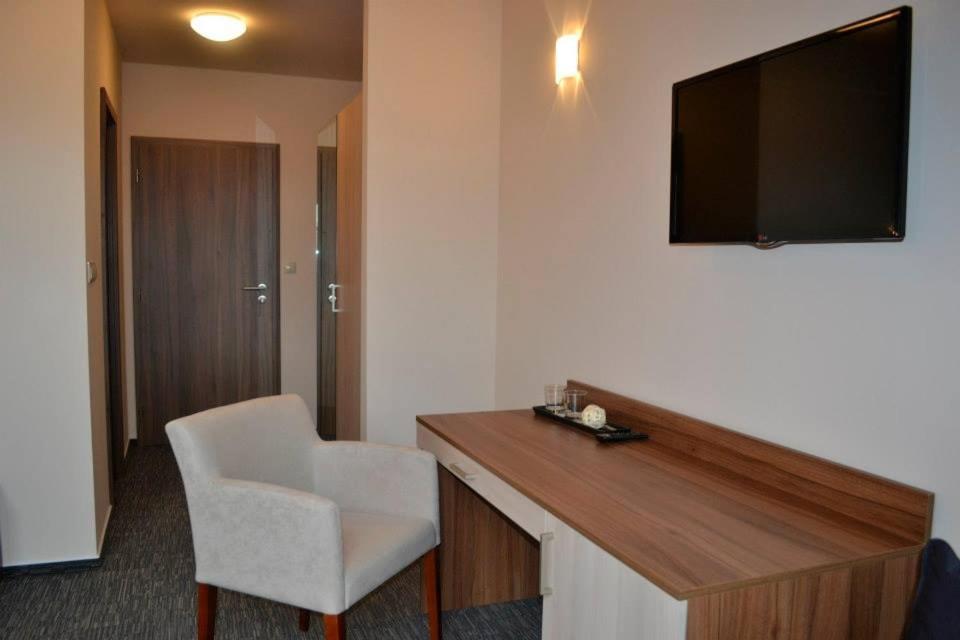 Double or Twin Room - Photo 5