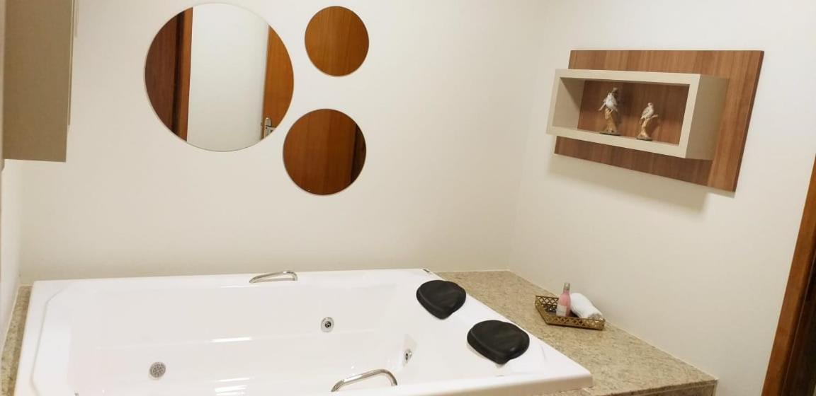 Suite with Hot Tub photo 3