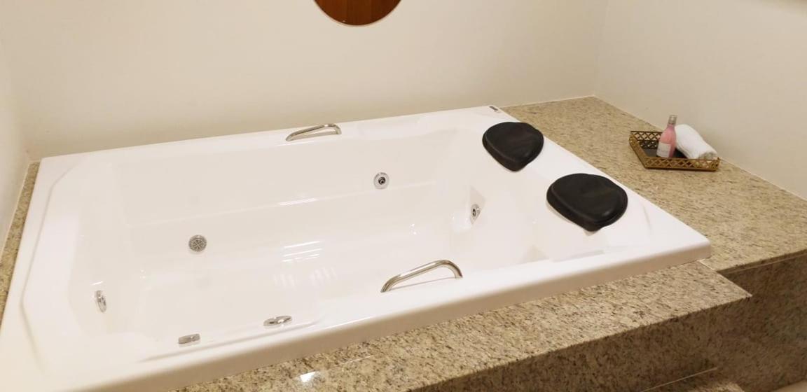 Suite with Hot Tub photo 2