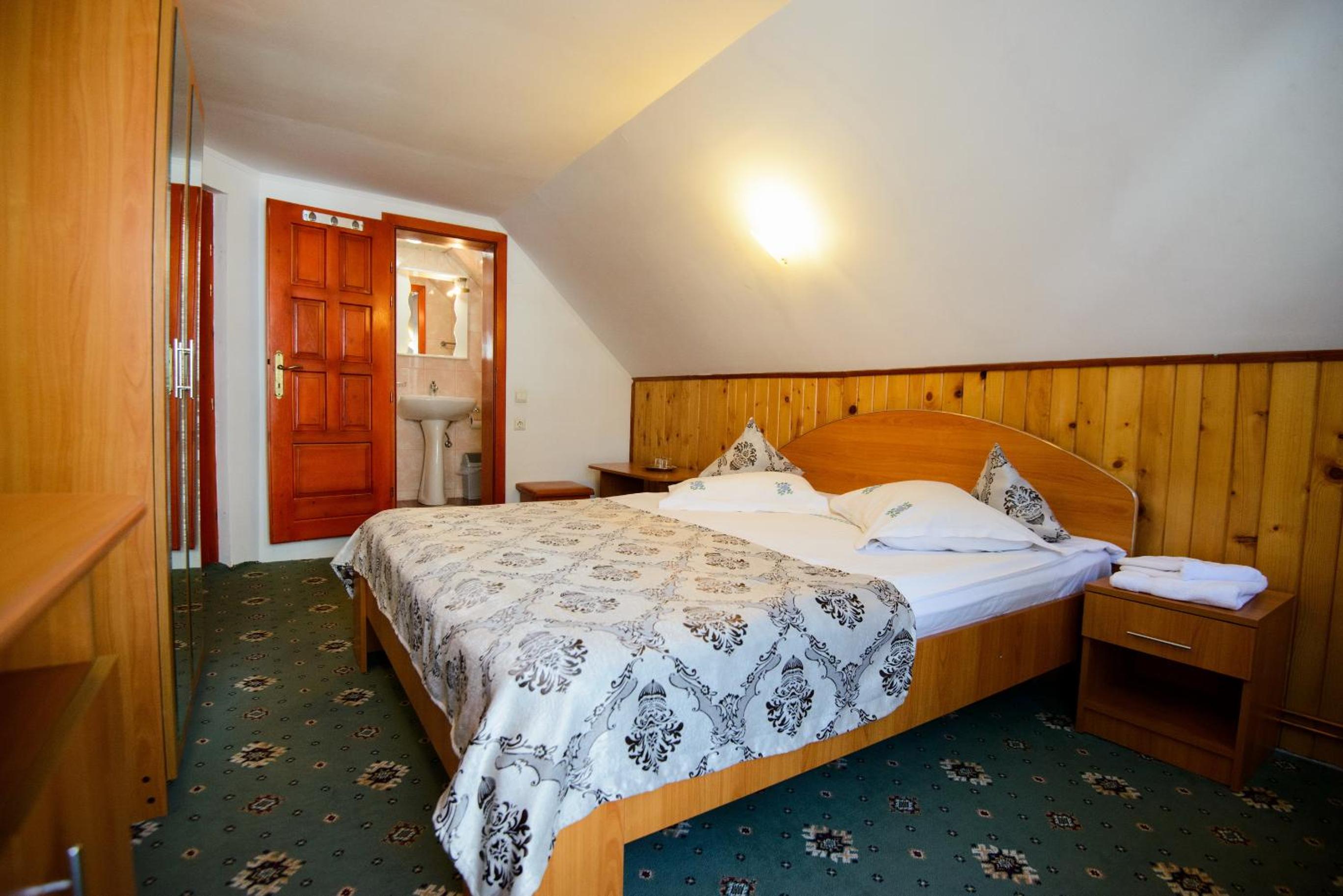 Single Room with Private Bathroom photo 1