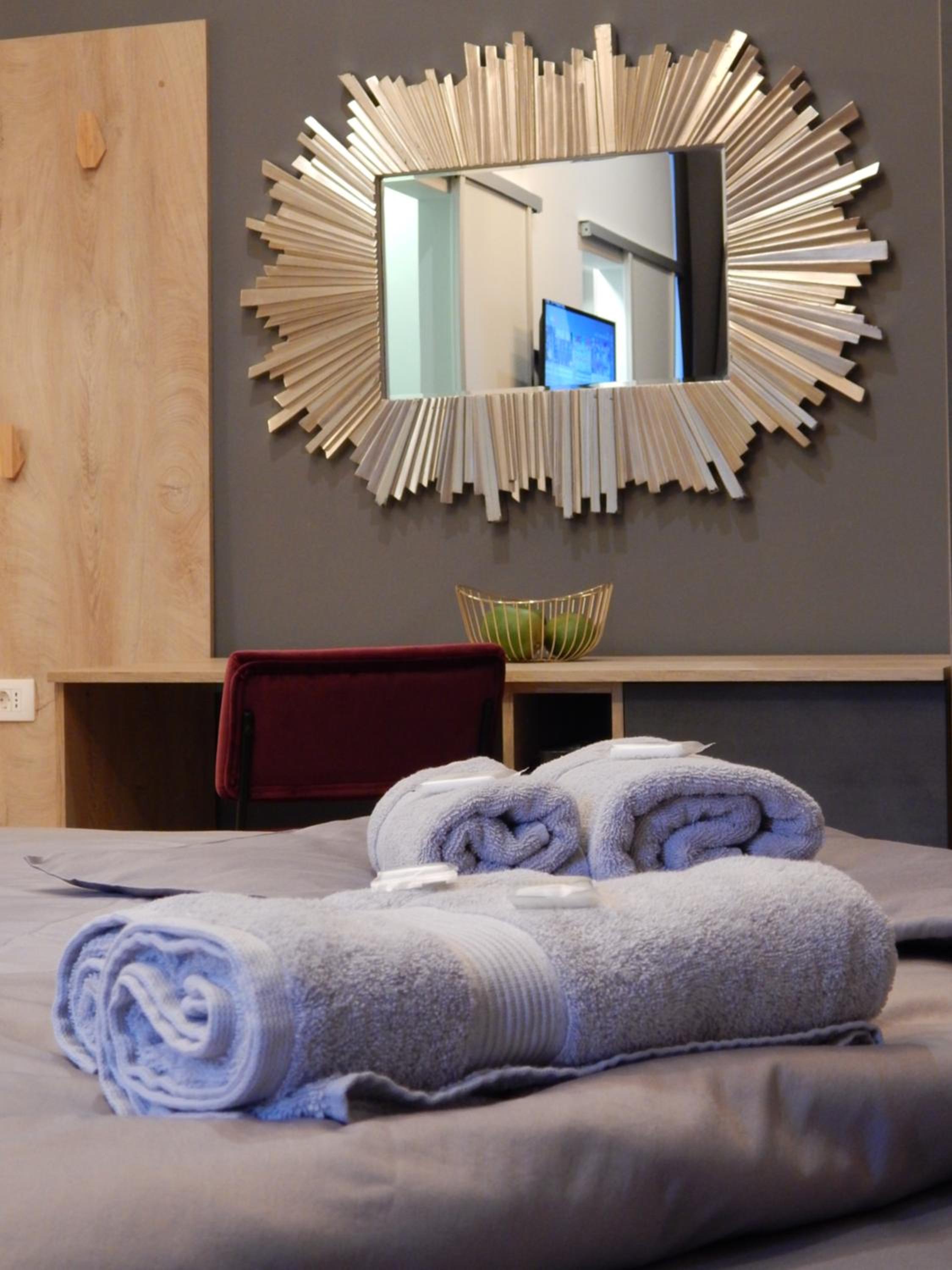 Deluxe Room with Queen Size Bed - Photo 42