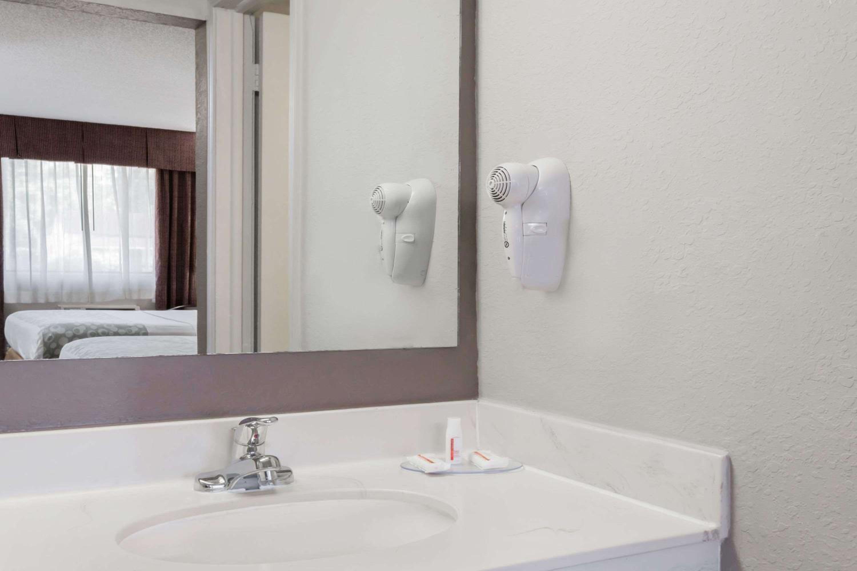 Queen Room with Two Queen Beds - Pet Friendly/Non-Smoking photo 2