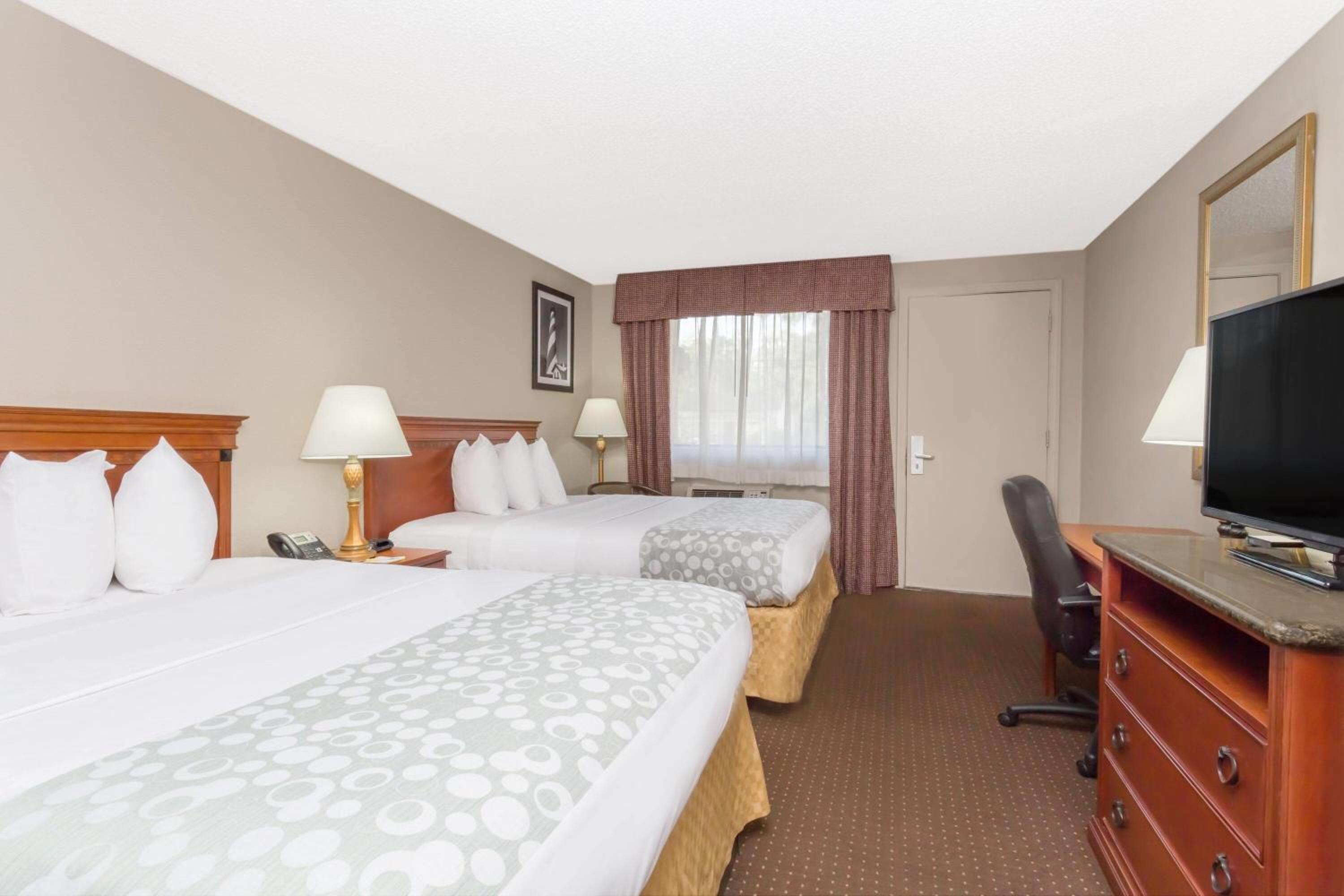 Queen Room with Two Queen Beds - Pet Friendly/Non-Smoking photo 3