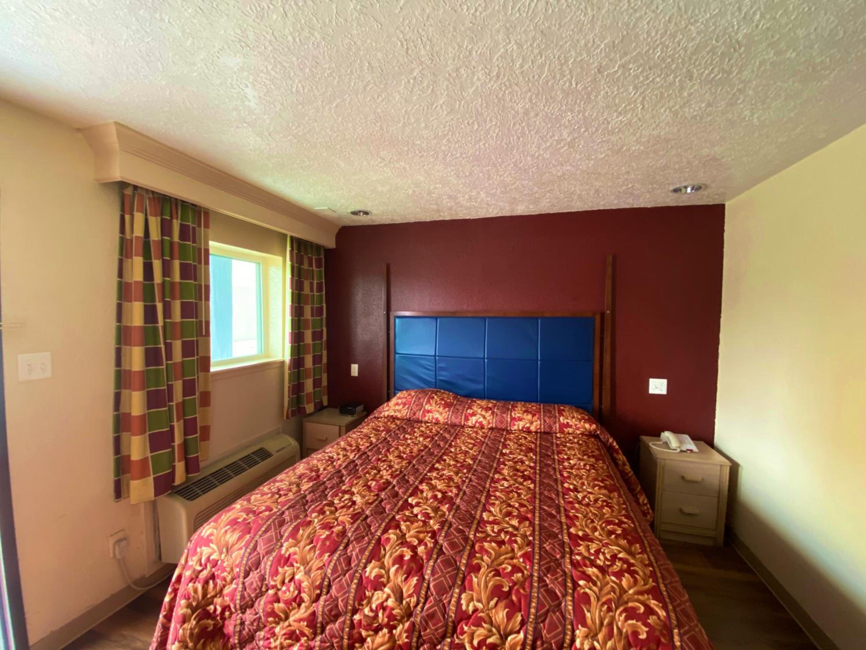 King Bed Non-Smoking - Photo 4