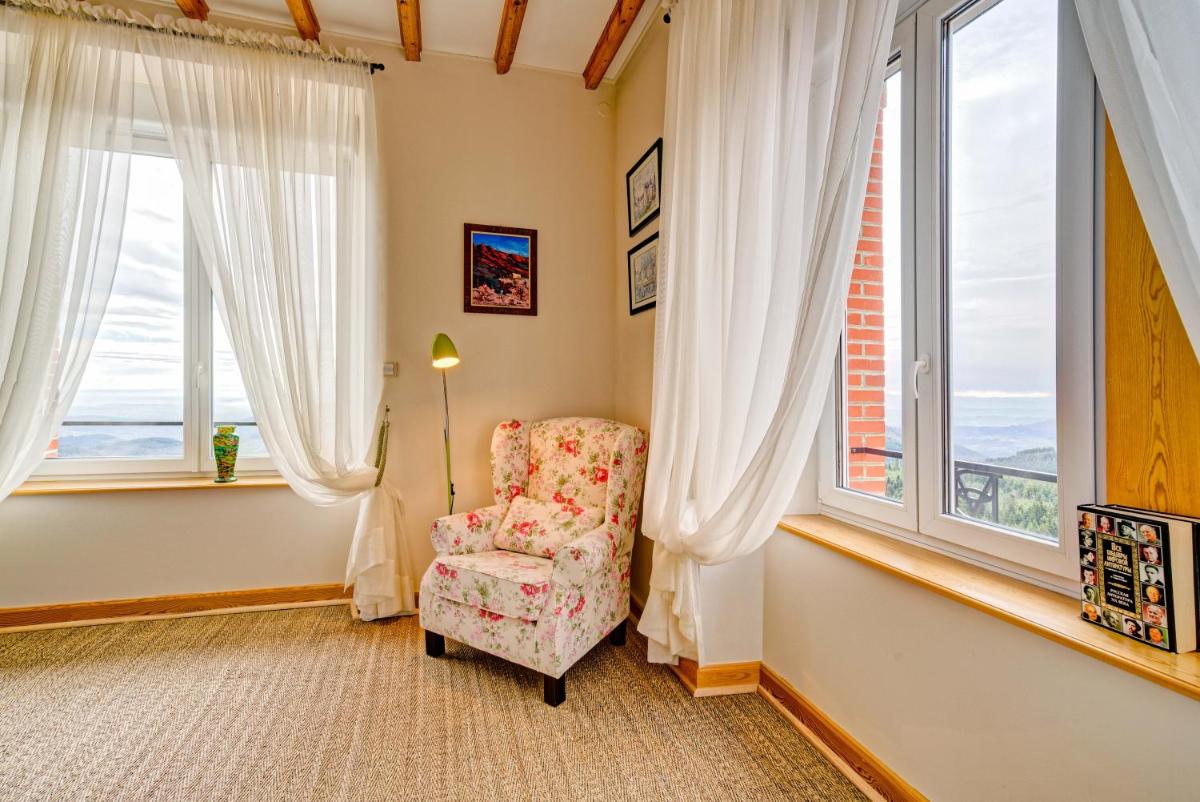 Suite with Mountain View - Photo 8