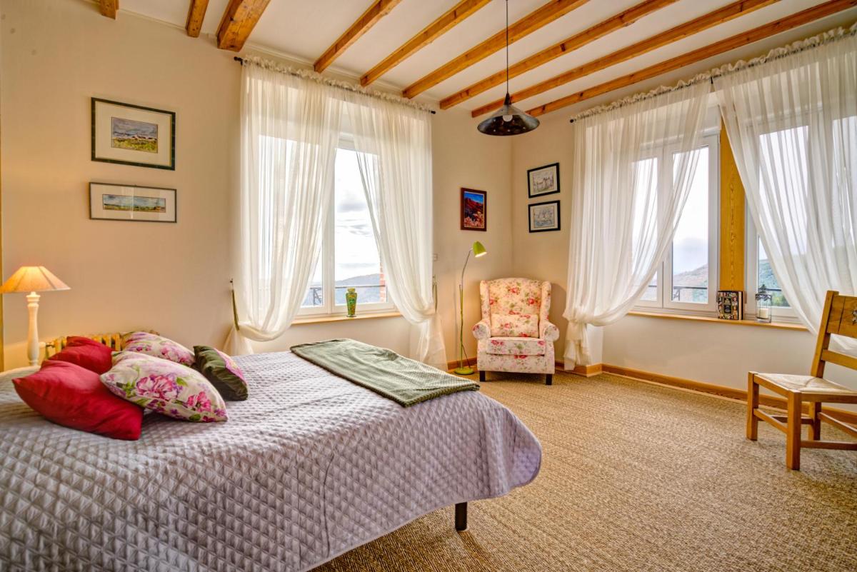 Suite with Mountain View - Photo 11