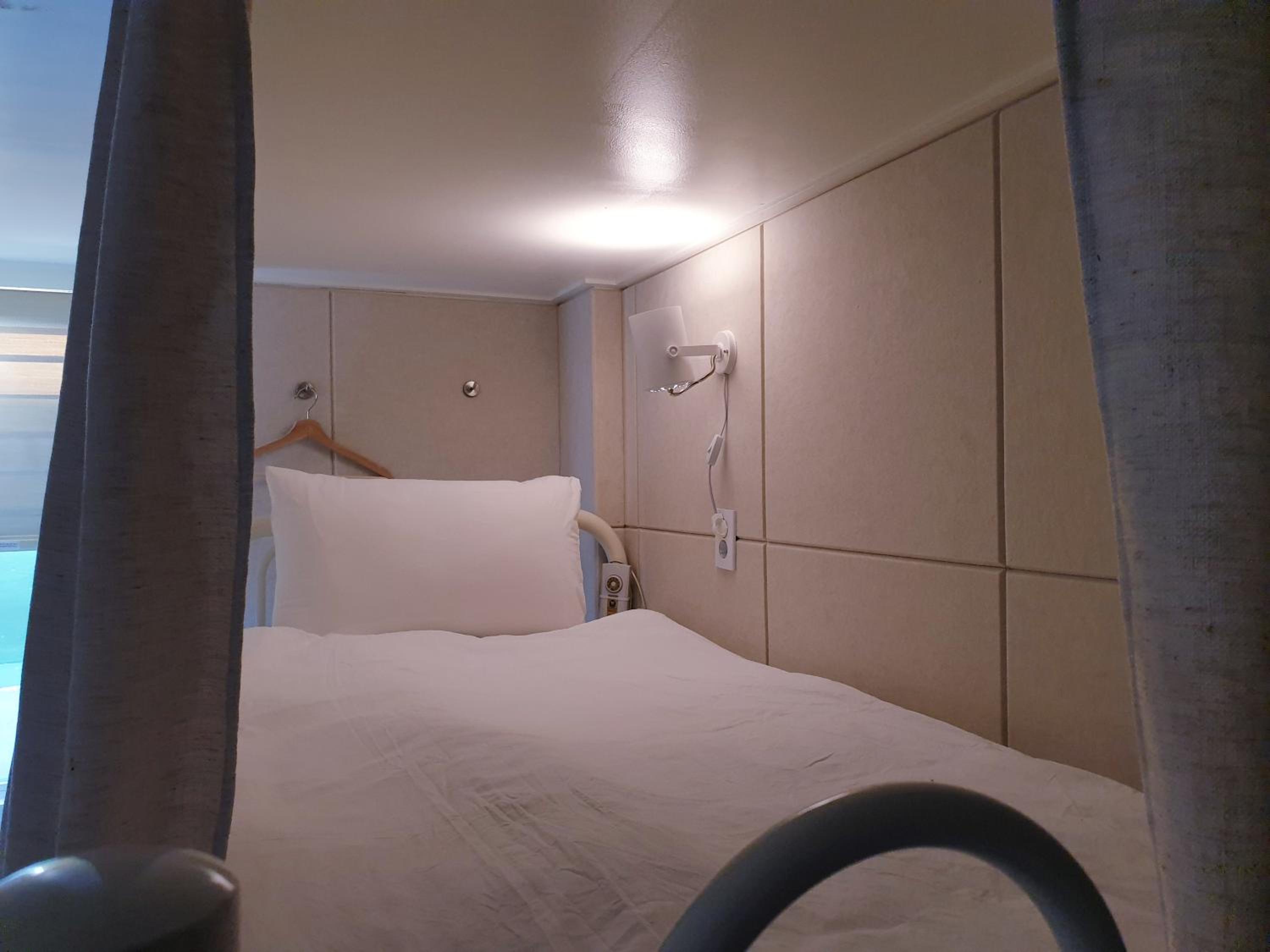 Bed in 4-Bed Female Dormitory Room photo 3