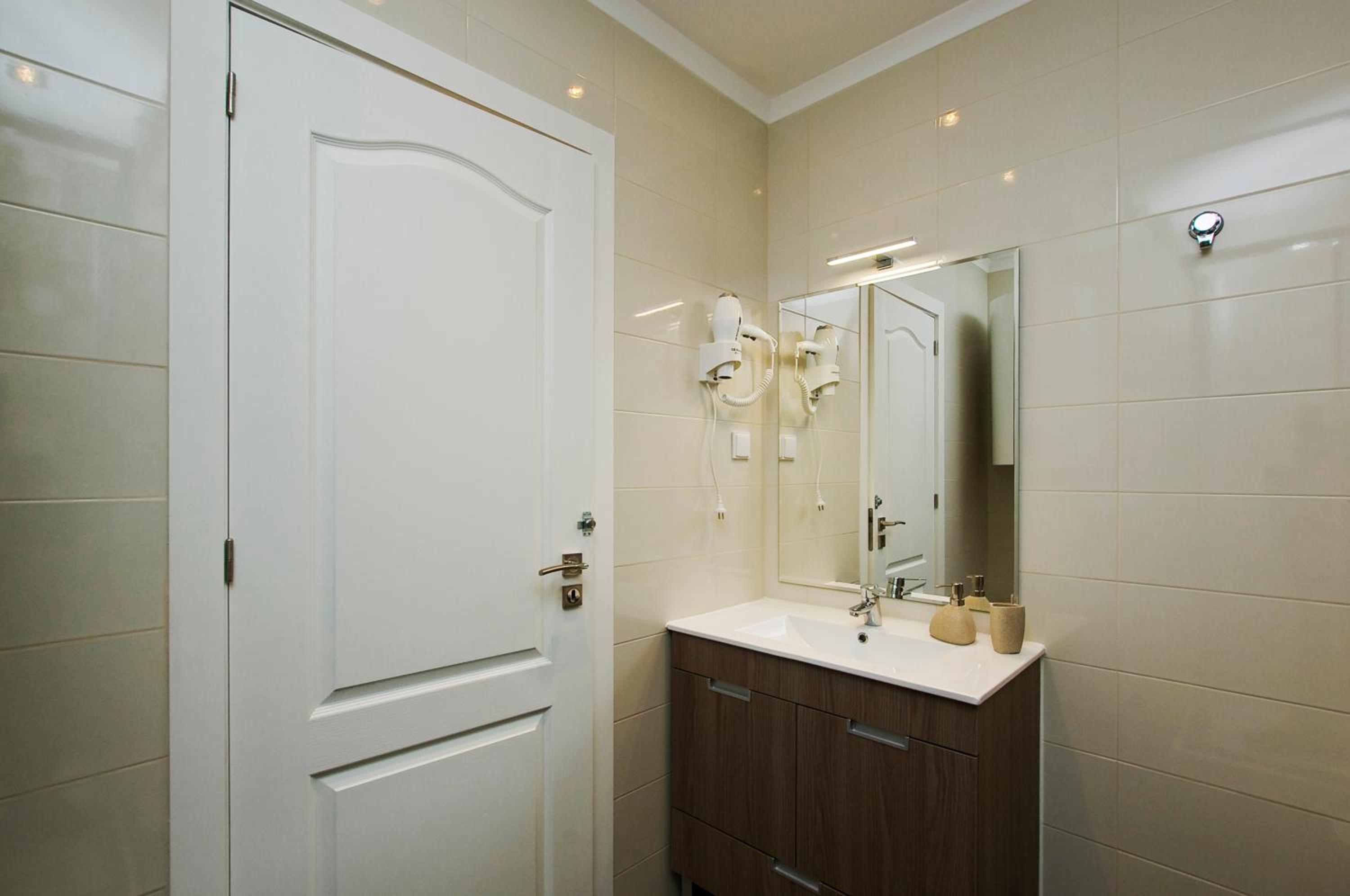 Family Room with Private Bathroom photo 3