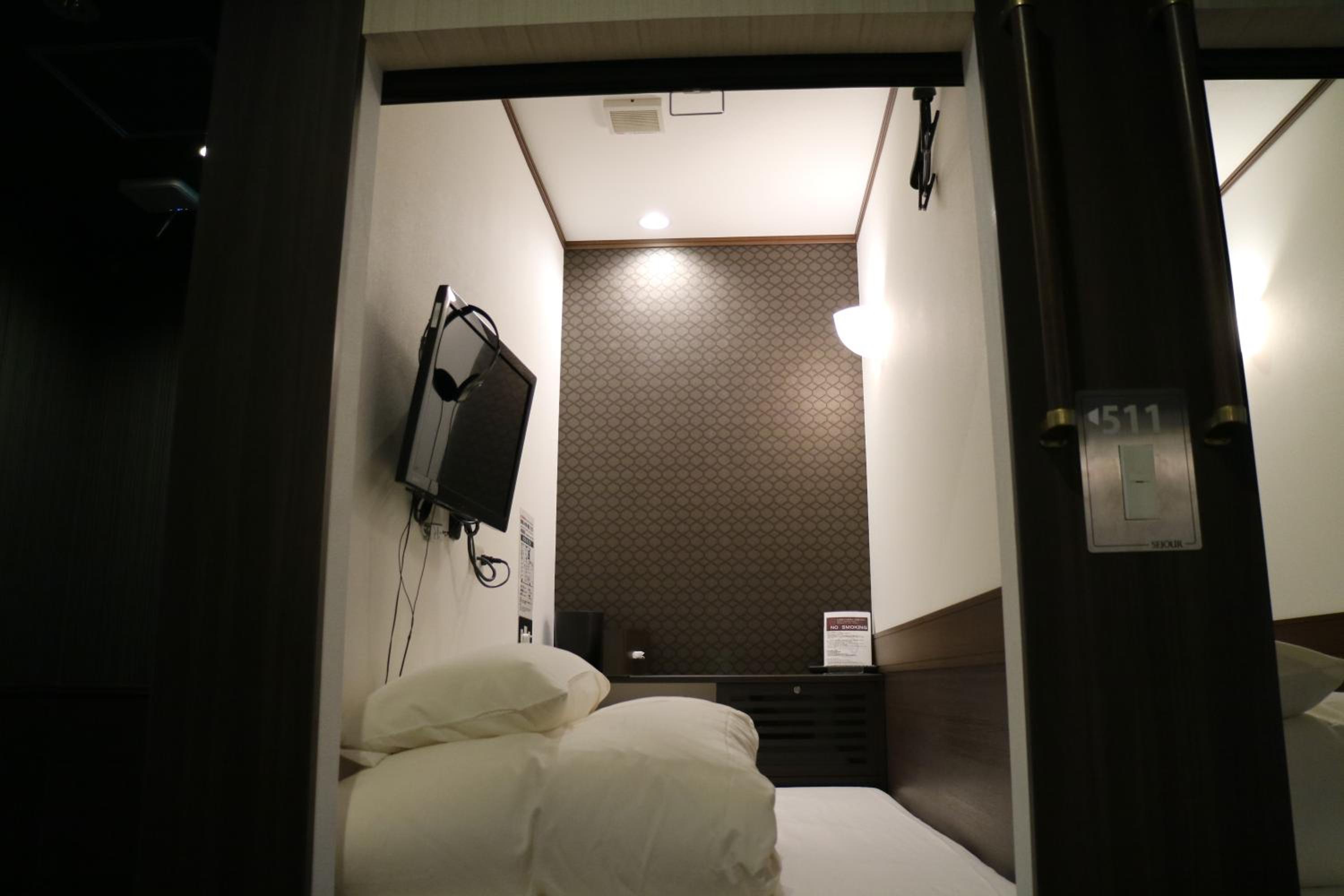 Tall Capsule Room photo 2