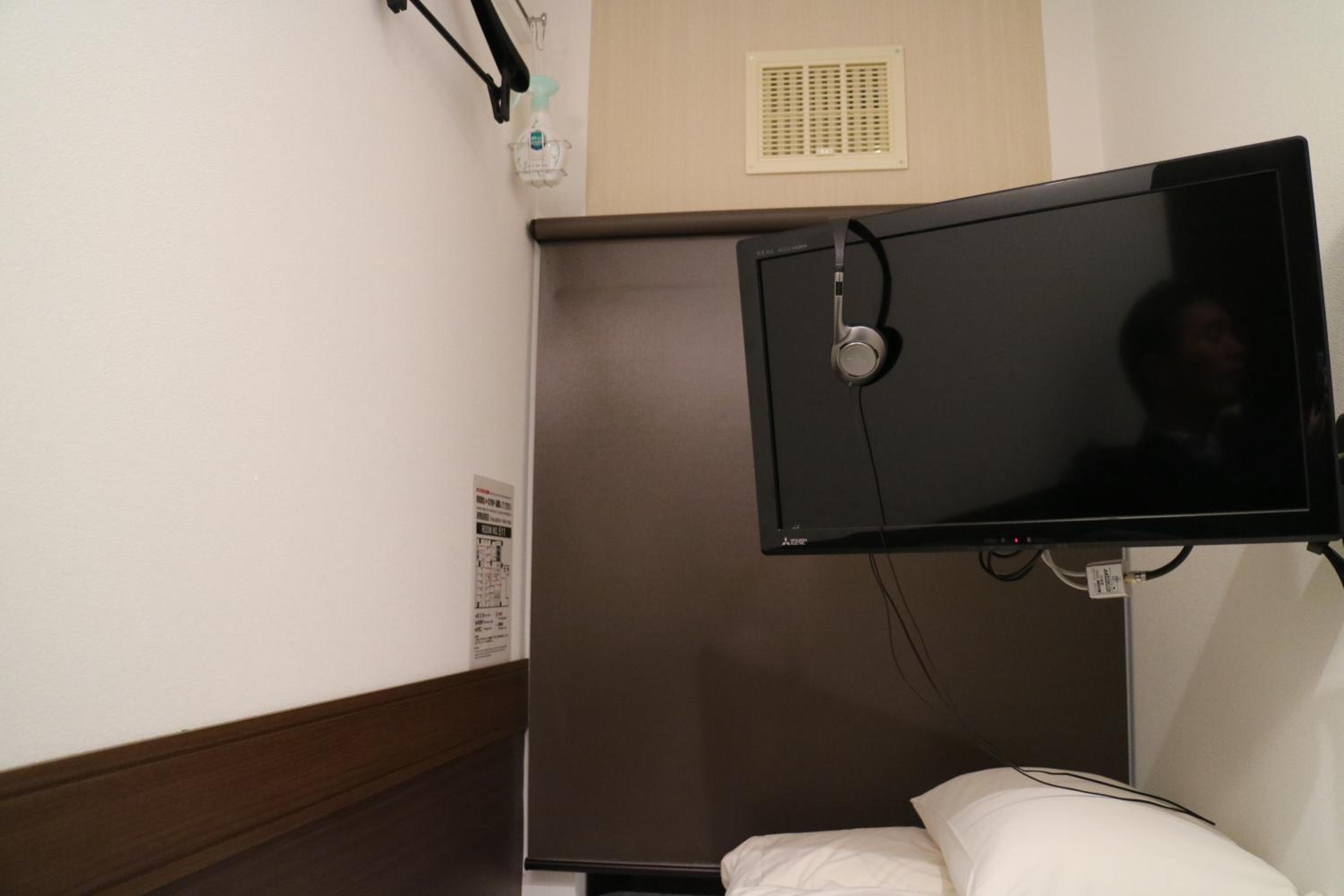 Tall Capsule Room photo 3