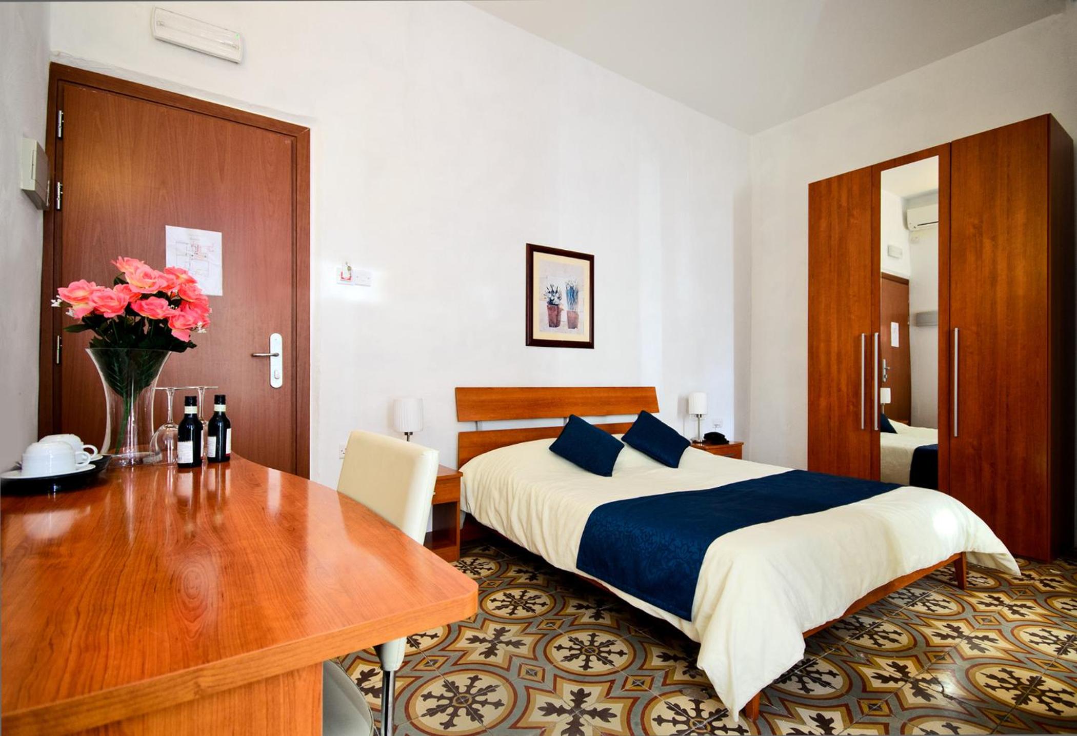 Deluxe Triple Room with Sea View photo 3